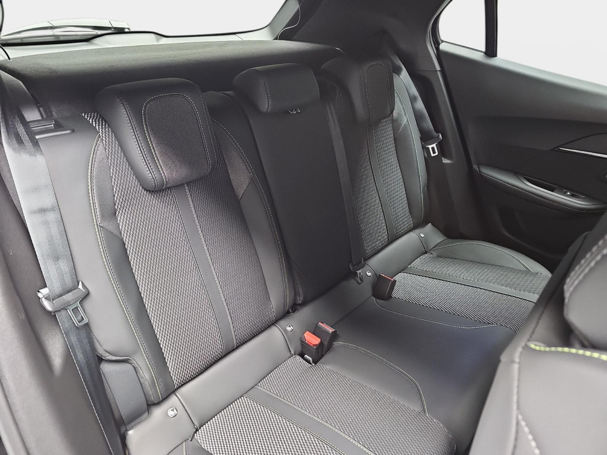 Peugeot 2008 1.2 Hybrid 145 E-DSC6 GT (2025) - Photo 17