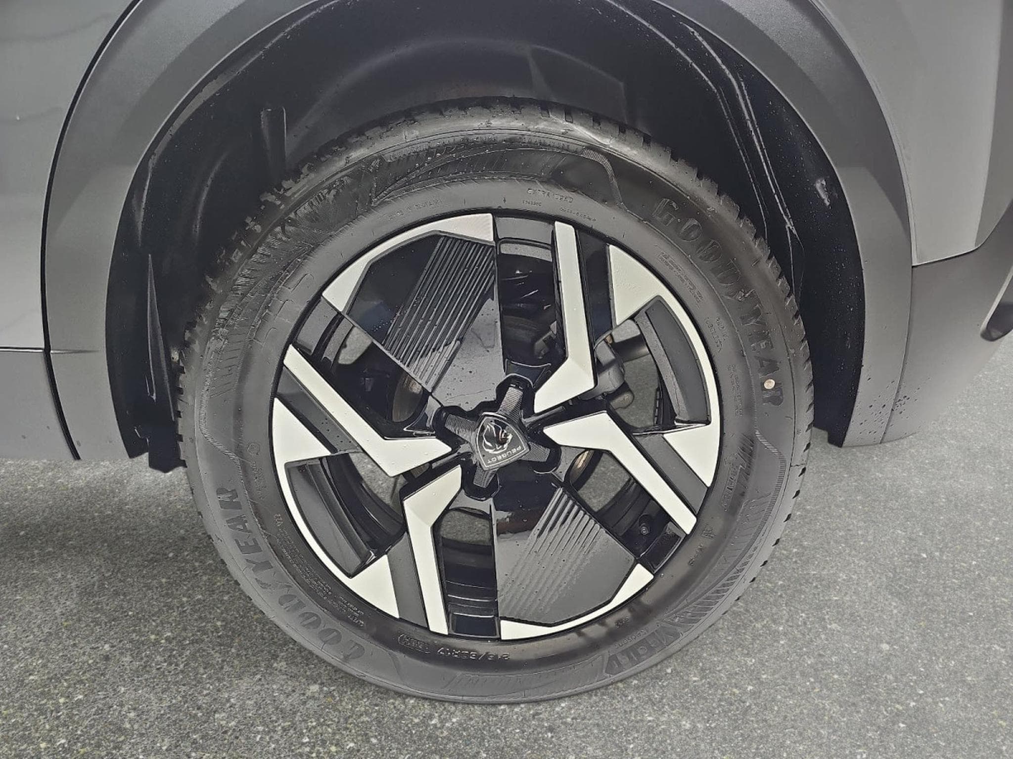 Peugeot 2008 1.2 Hybrid 145 E-DSC6 GT (2025) - Photo 6