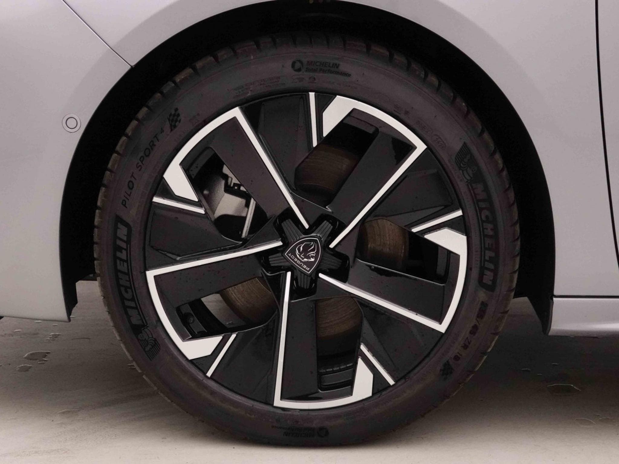 Peugeot 508 1.6 PHEV 225 EAT8 Allure (2025) - Photo 4