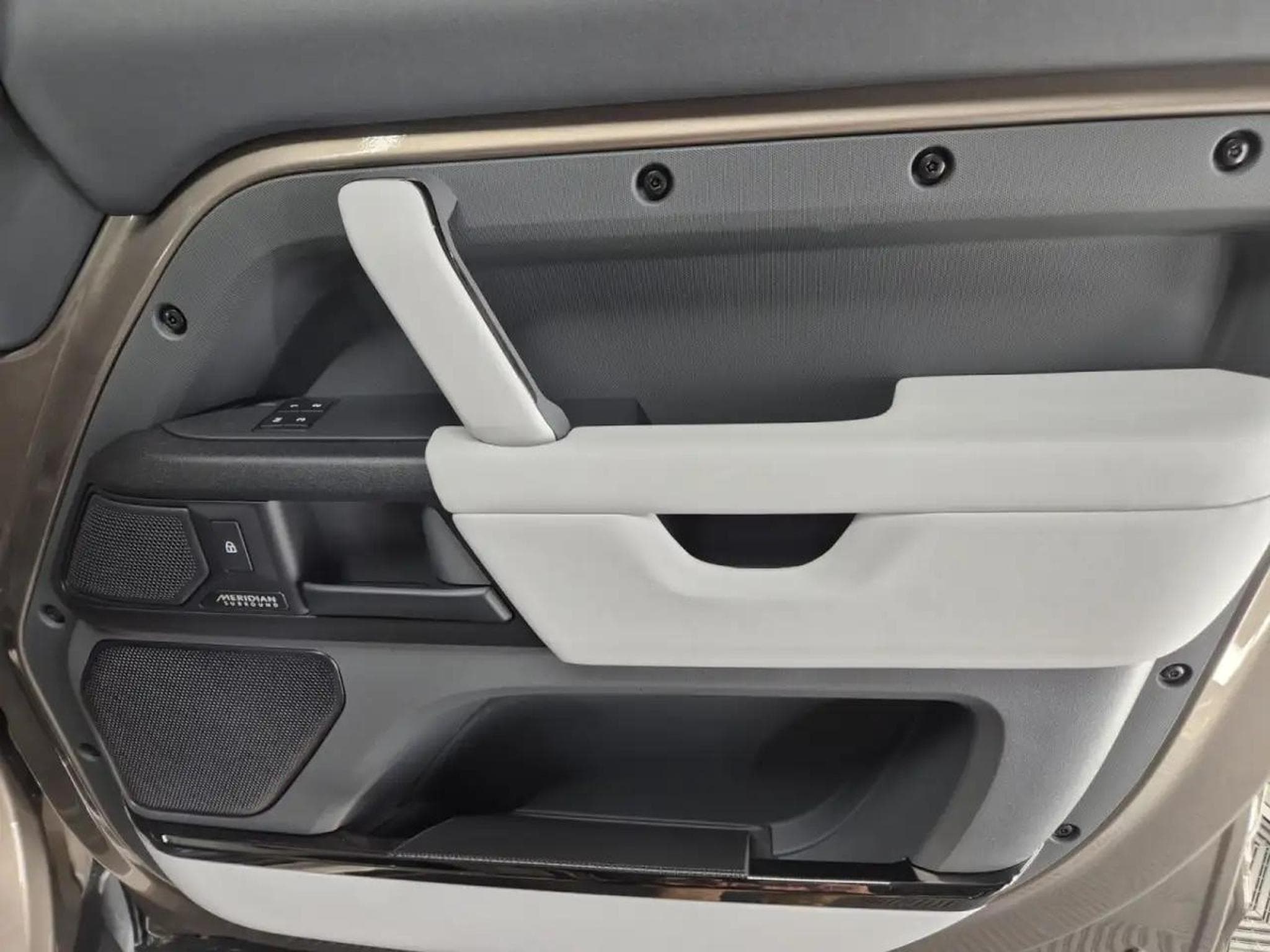 Land-Rover Defender (2025) - Photo 21