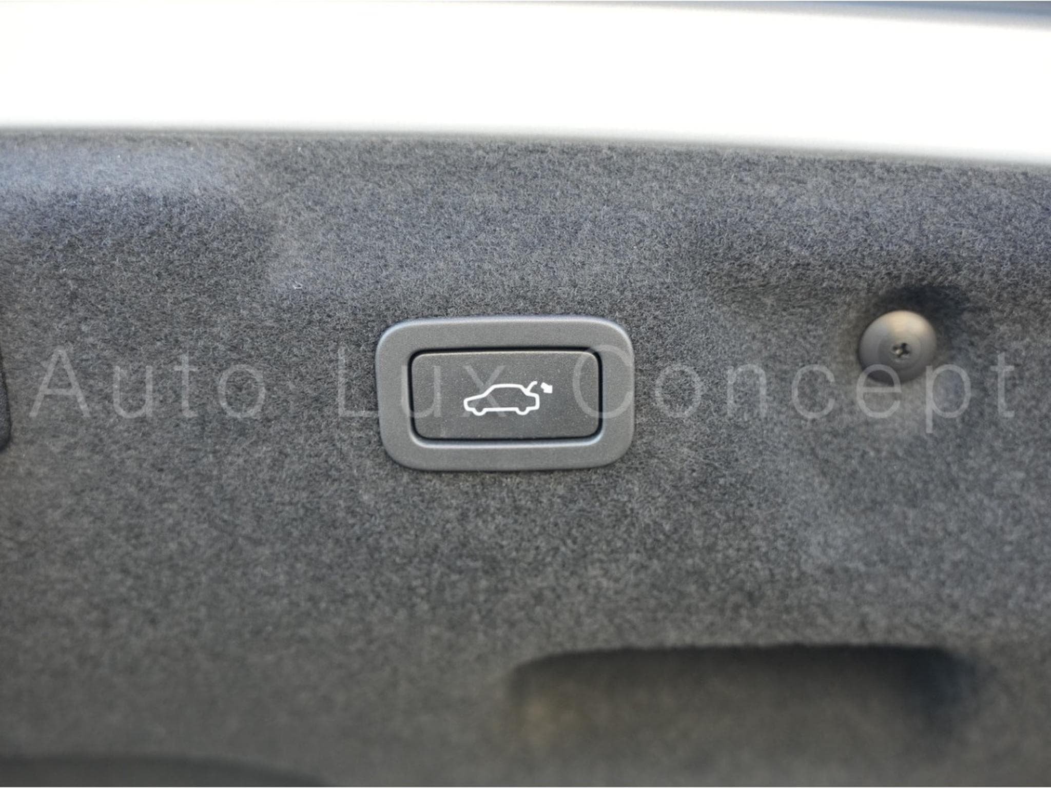 Jaguar XE Portfolio 20t (2016) - Photo 25