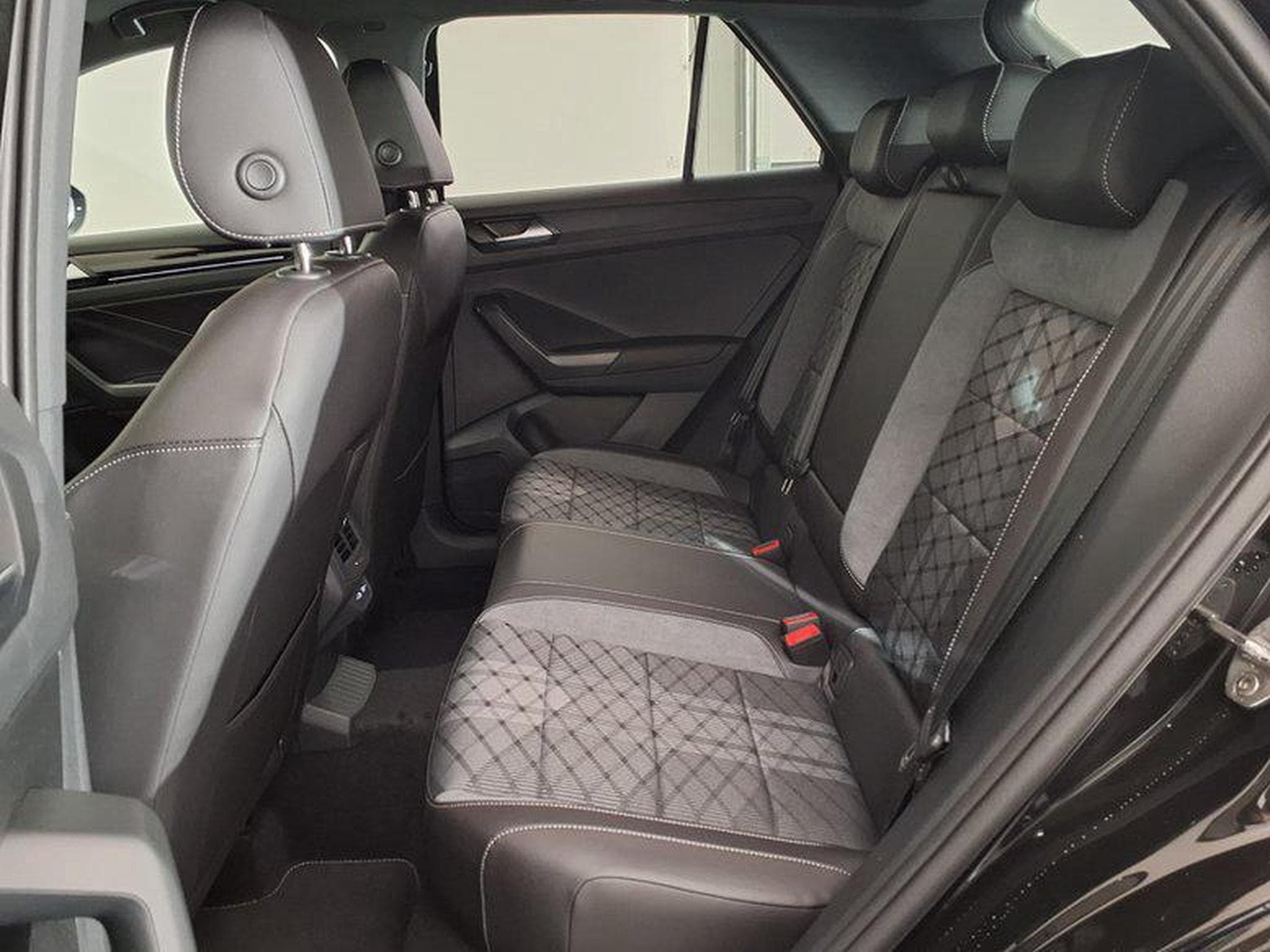 VW T-Roc R-Line 1.5 TSI 7-Gang-DSG (2026) - Foto 10