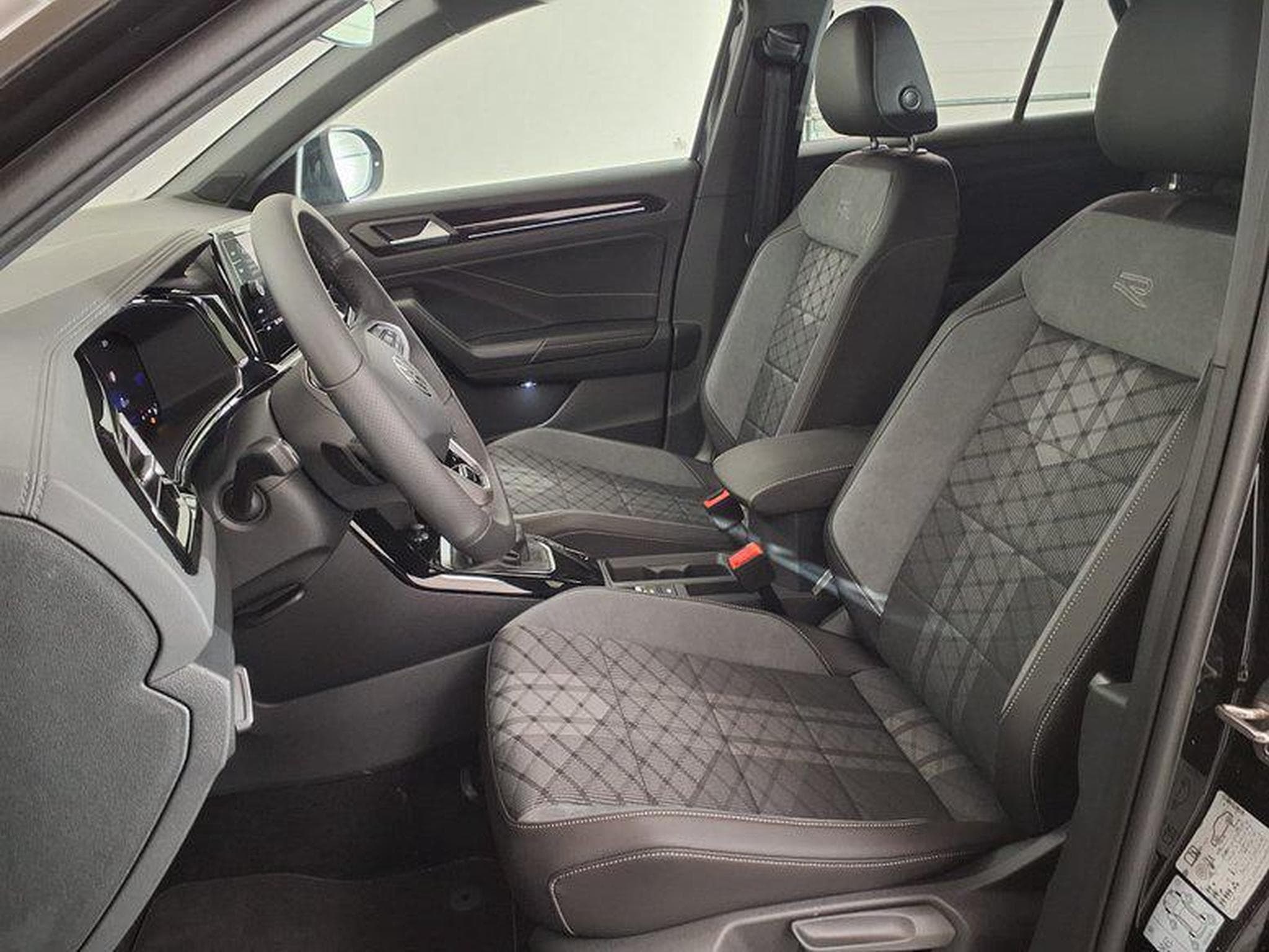 VW T-Roc R-Line 1.5 TSI 7-Gang-DSG (2025) - Photo 9