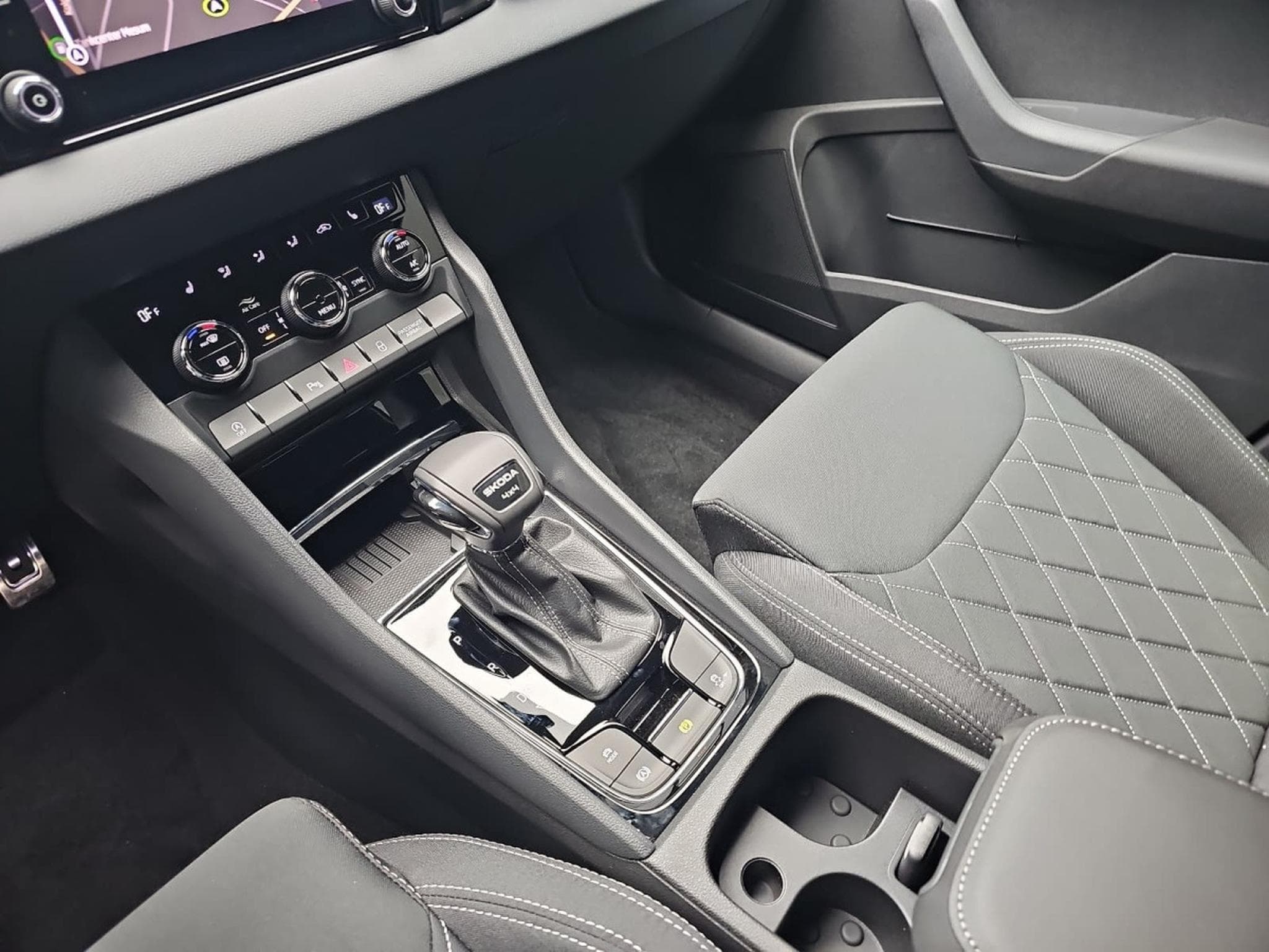 Skoda Karoq 2.0 TSI 190 DSG SPORTLINE 4x4 (2025) - Foto 12