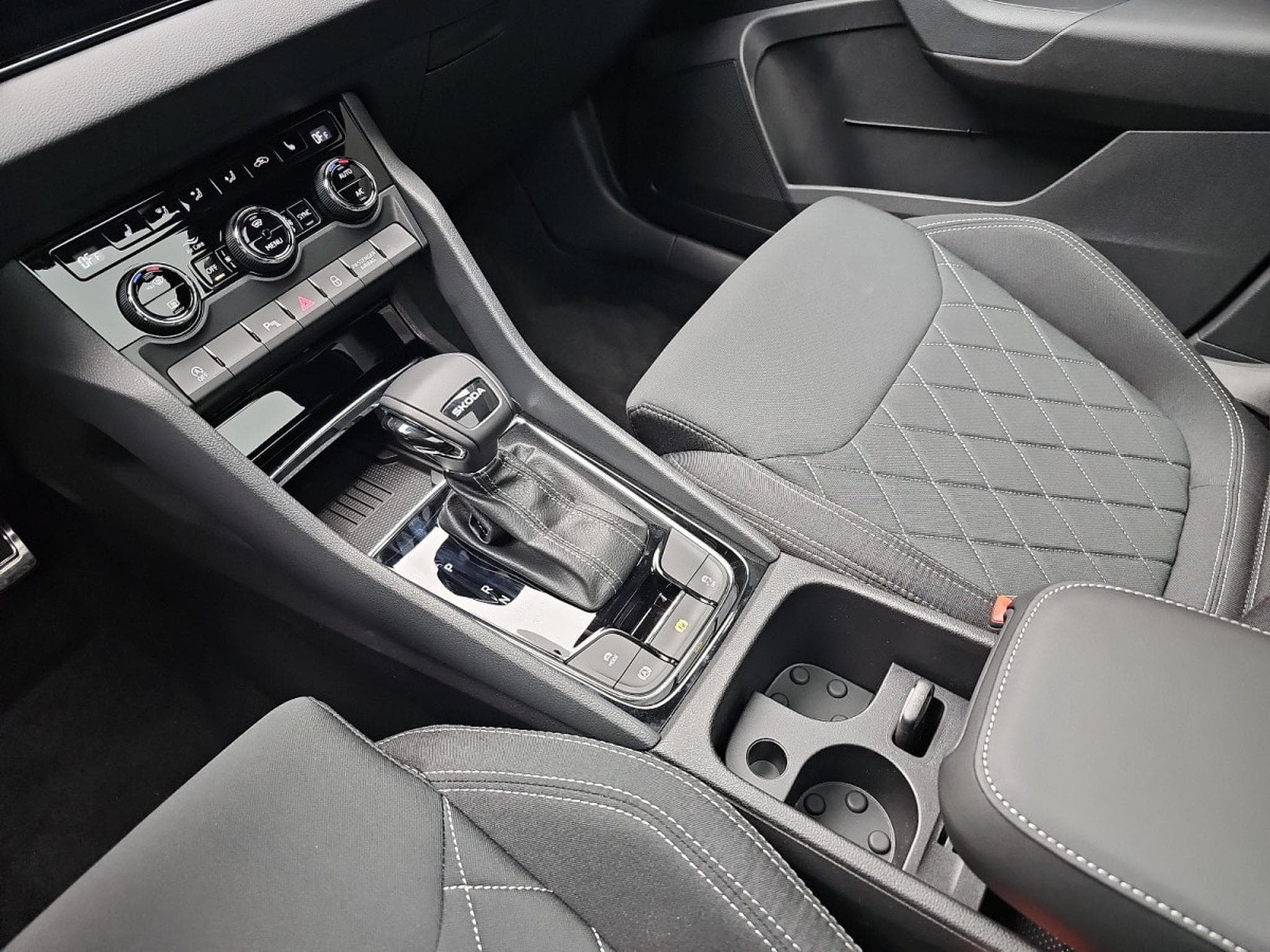 Skoda Karoq 1.5 TSi 150 DSG SPORTLINE (2025) - Foto 11