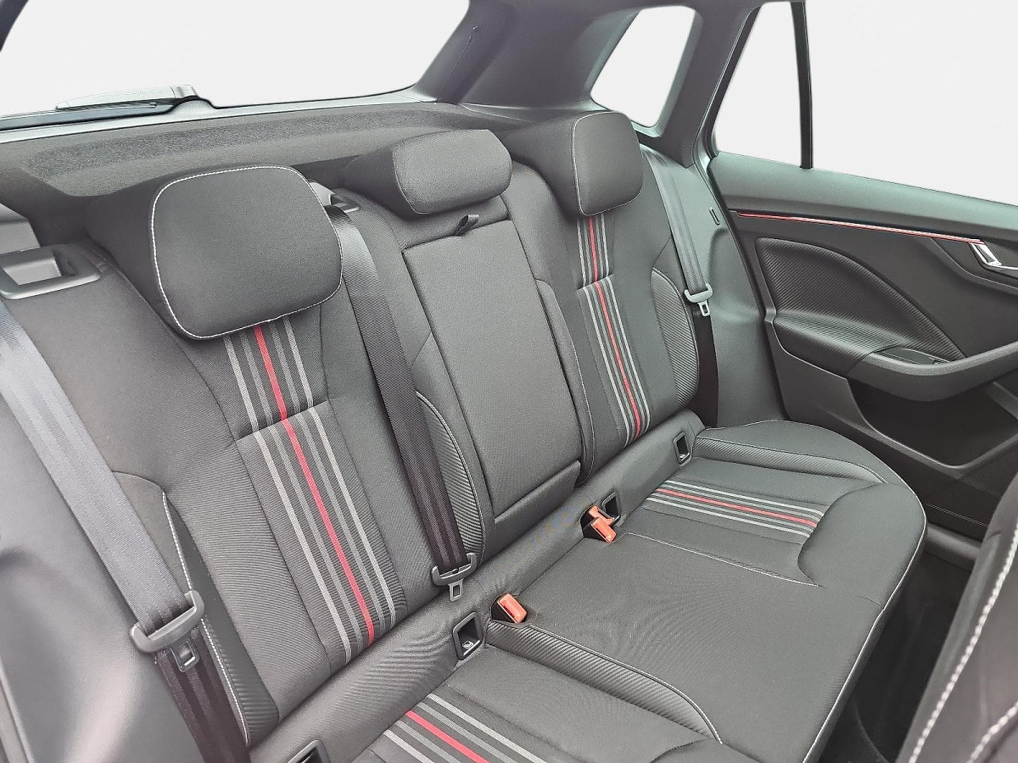 Skoda Kamiq 1.5 TSi 150 DSG Monte Carlo (2025) - Foto 16