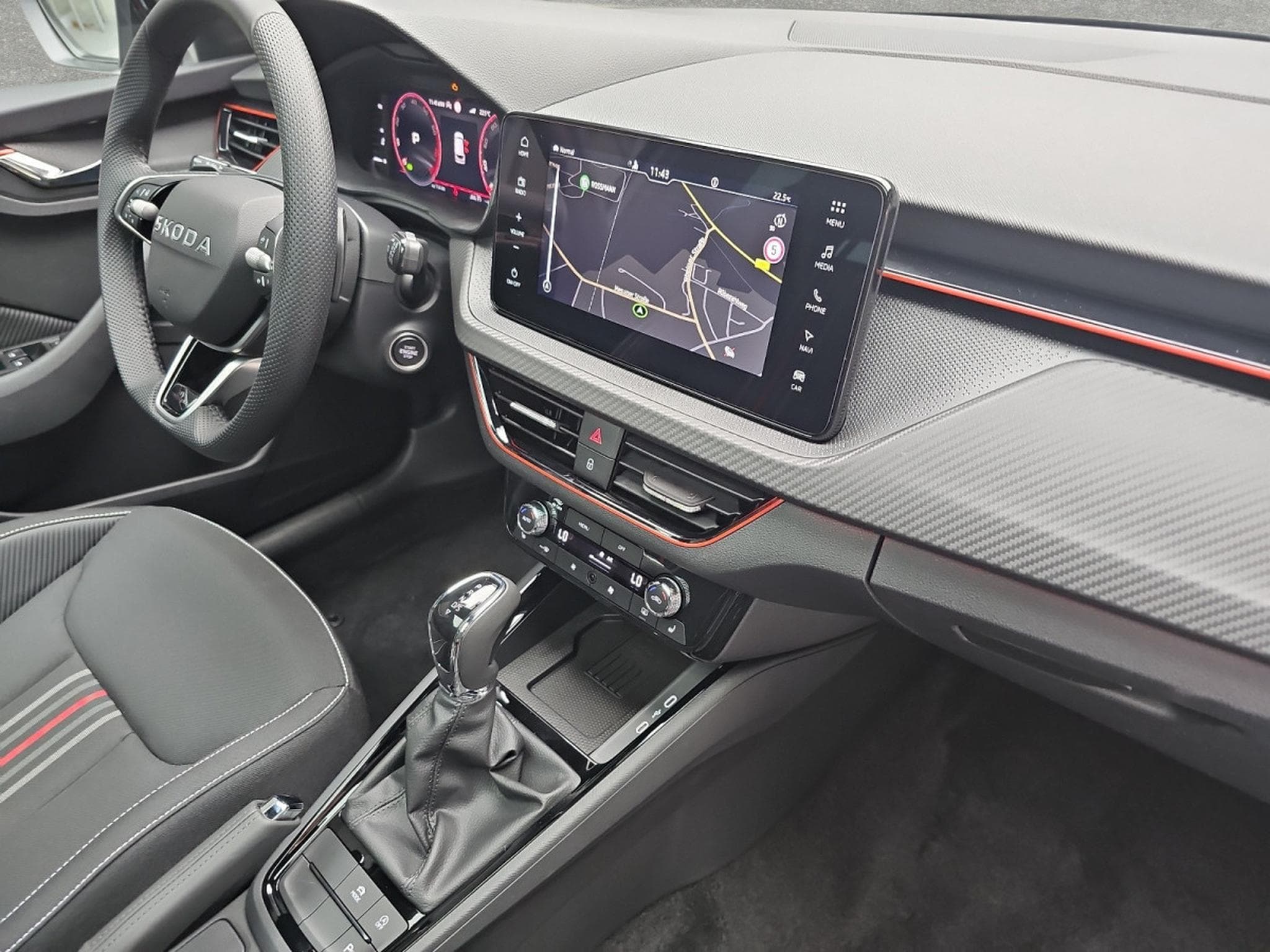 Skoda Kamiq 1.5 TSi 150 DSG Monte Carlo (2025) - Foto 15