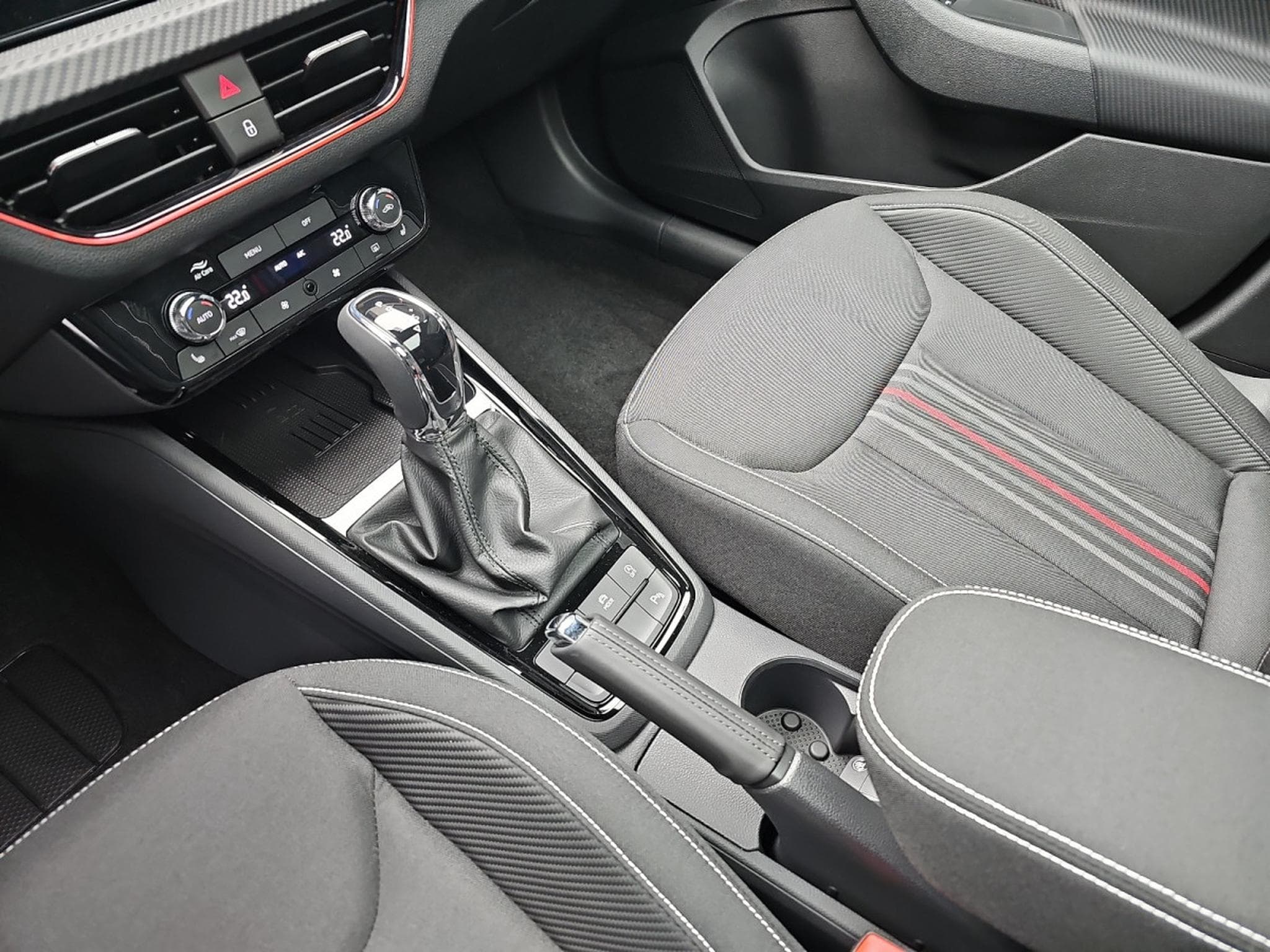 Skoda Kamiq 1.5 TSi 150 DSG Monte Carlo (2026) - Foto 13