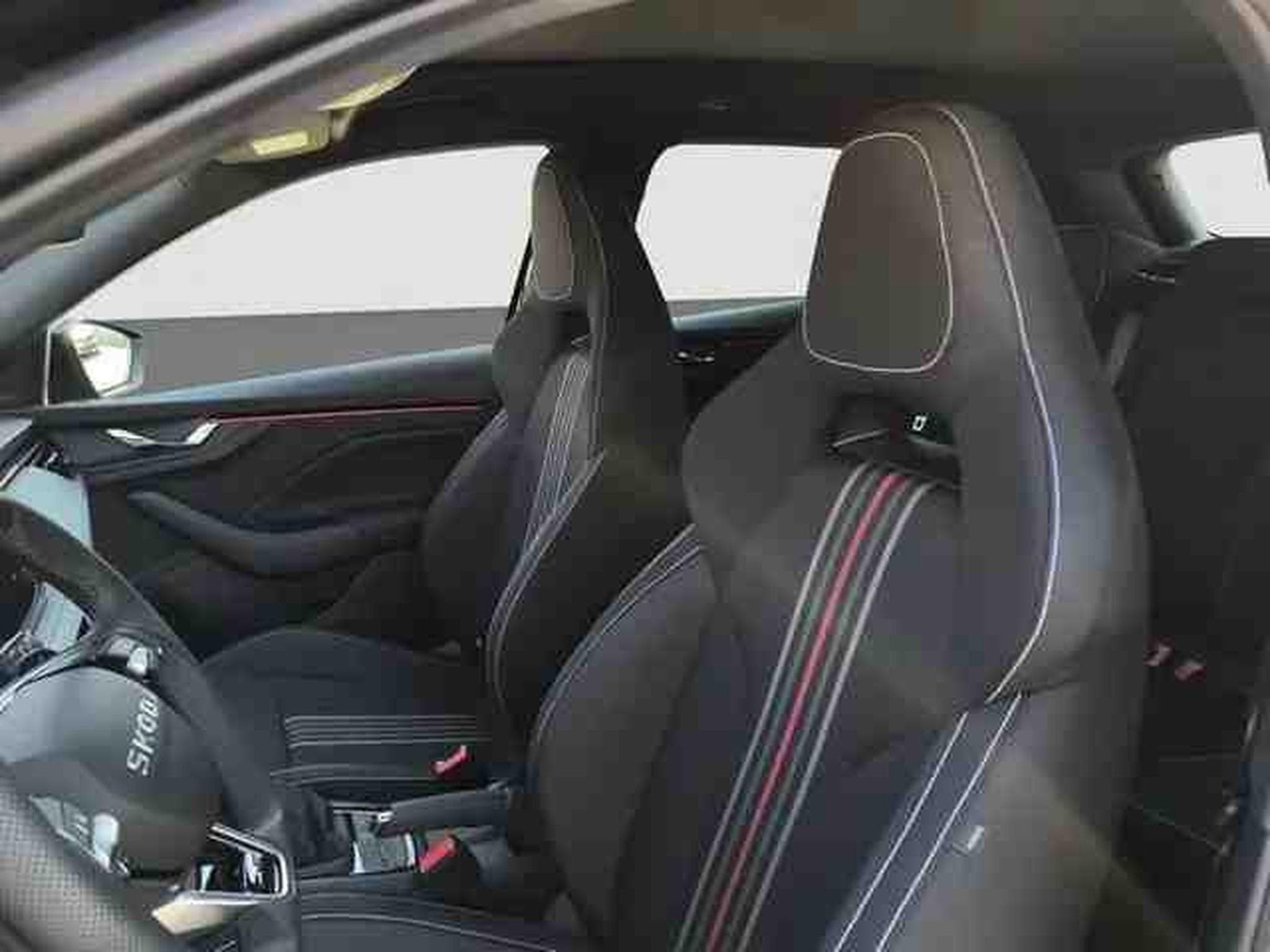 Skoda Kamiq 1.5 TSi 150 DSG Monte Carlo (2026) - Foto 13