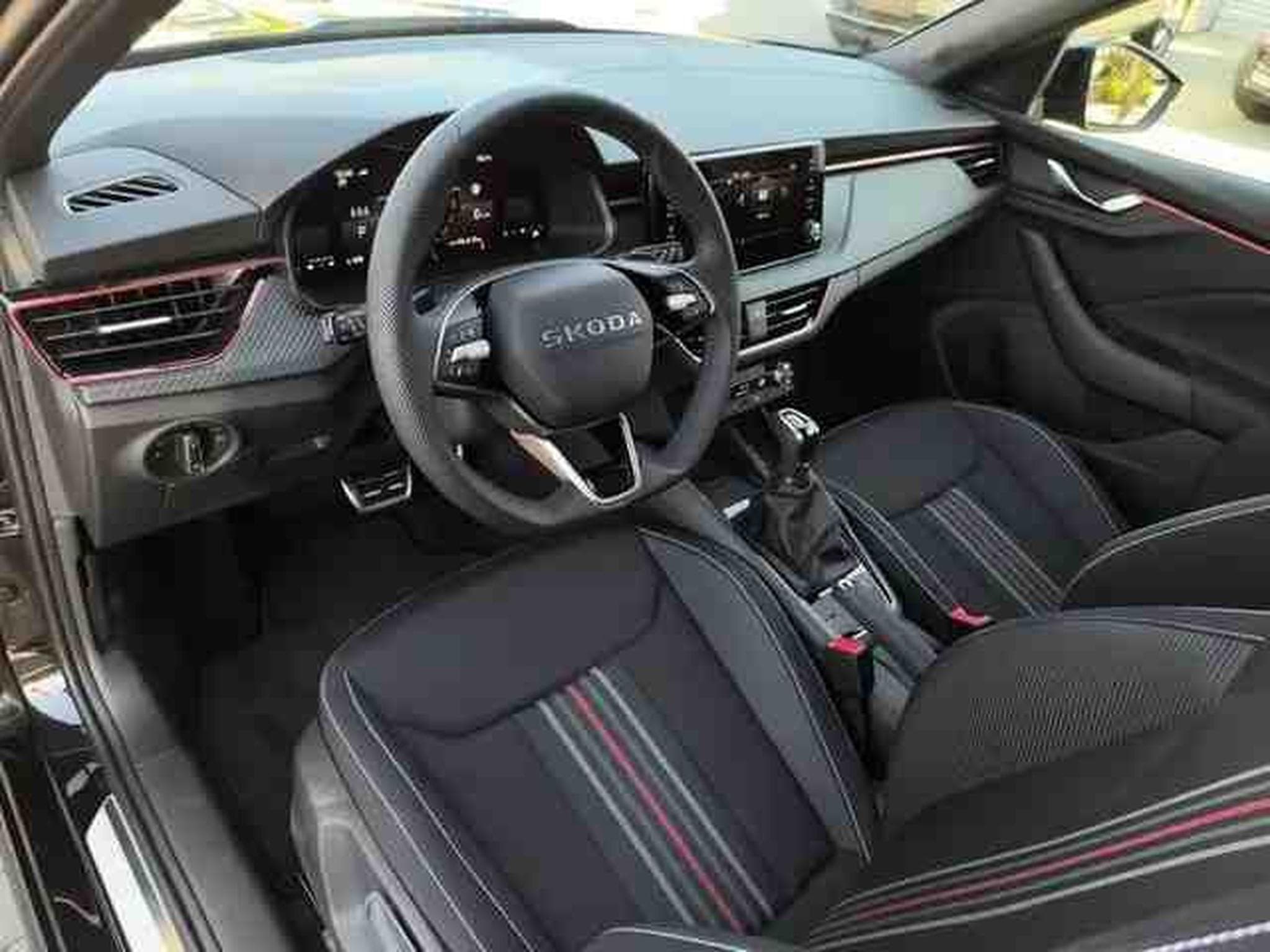 Skoda Kamiq 1.5 TSi 150 DSG Monte Carlo (2026) - Foto 16