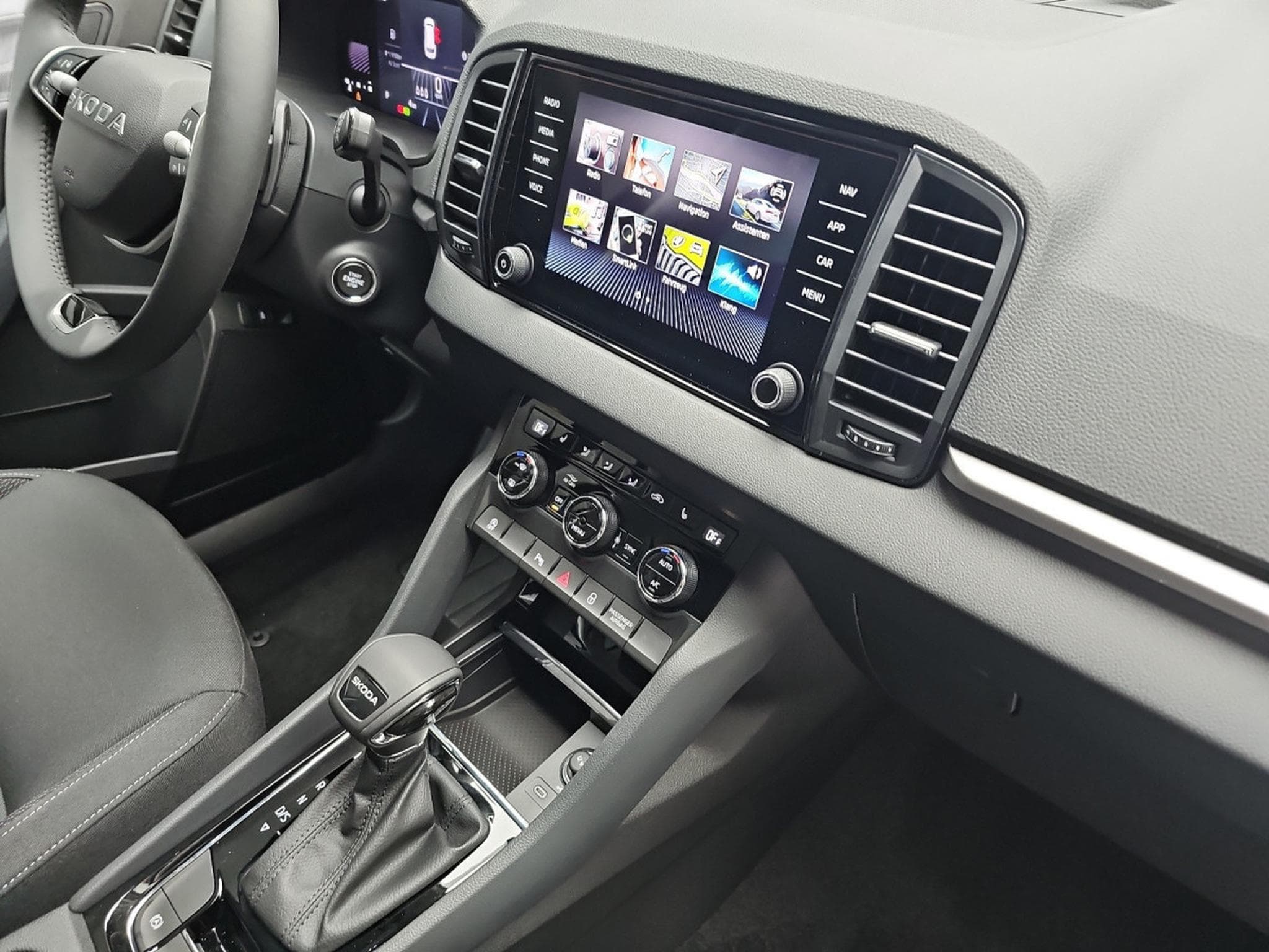 Skoda Karoq 1.5 TSi DSG 150 130 Anniversary (2025) - Foto 16