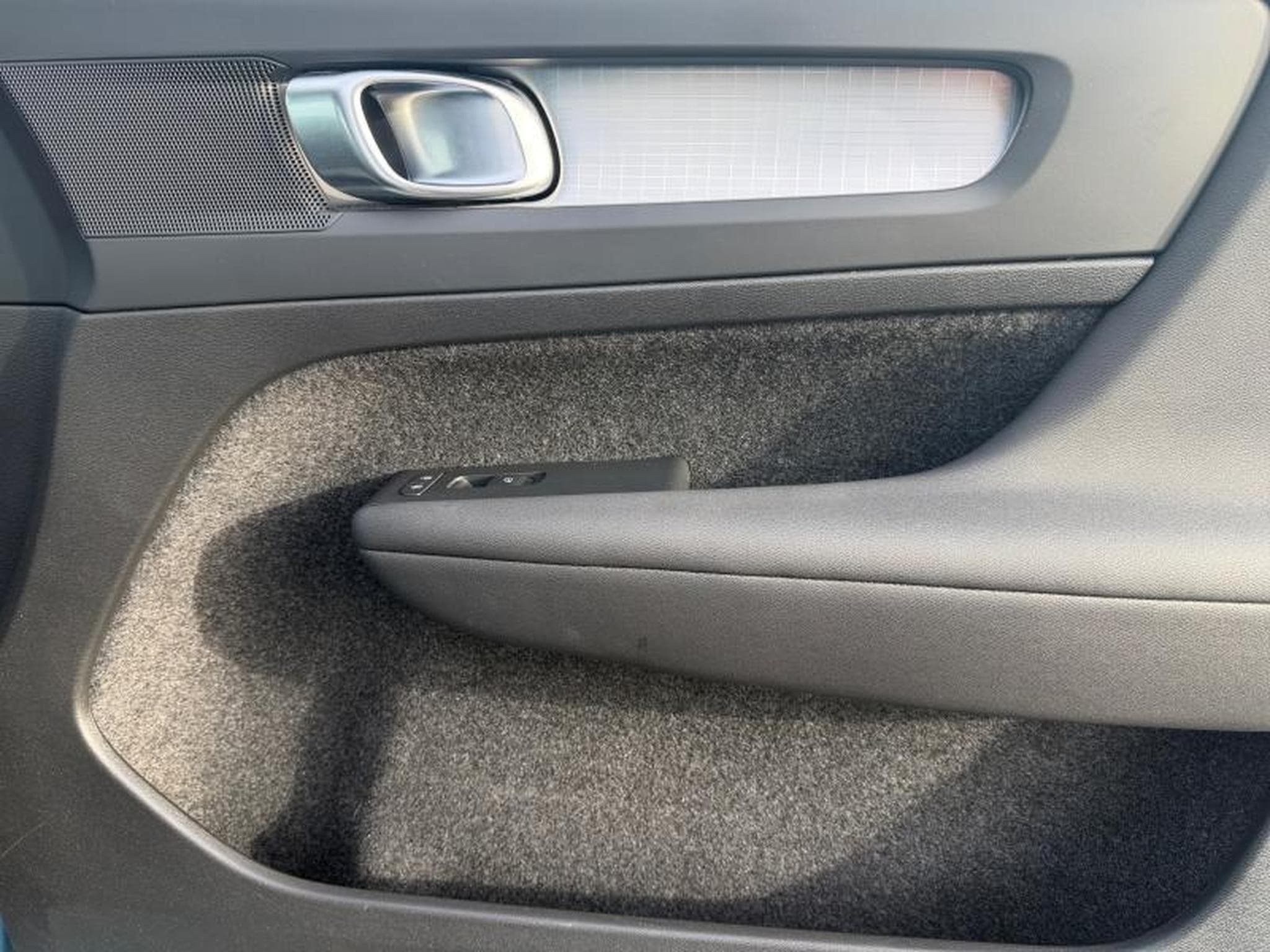 Volvo XC40 B3 Core / Essence (2023) - Foto 21