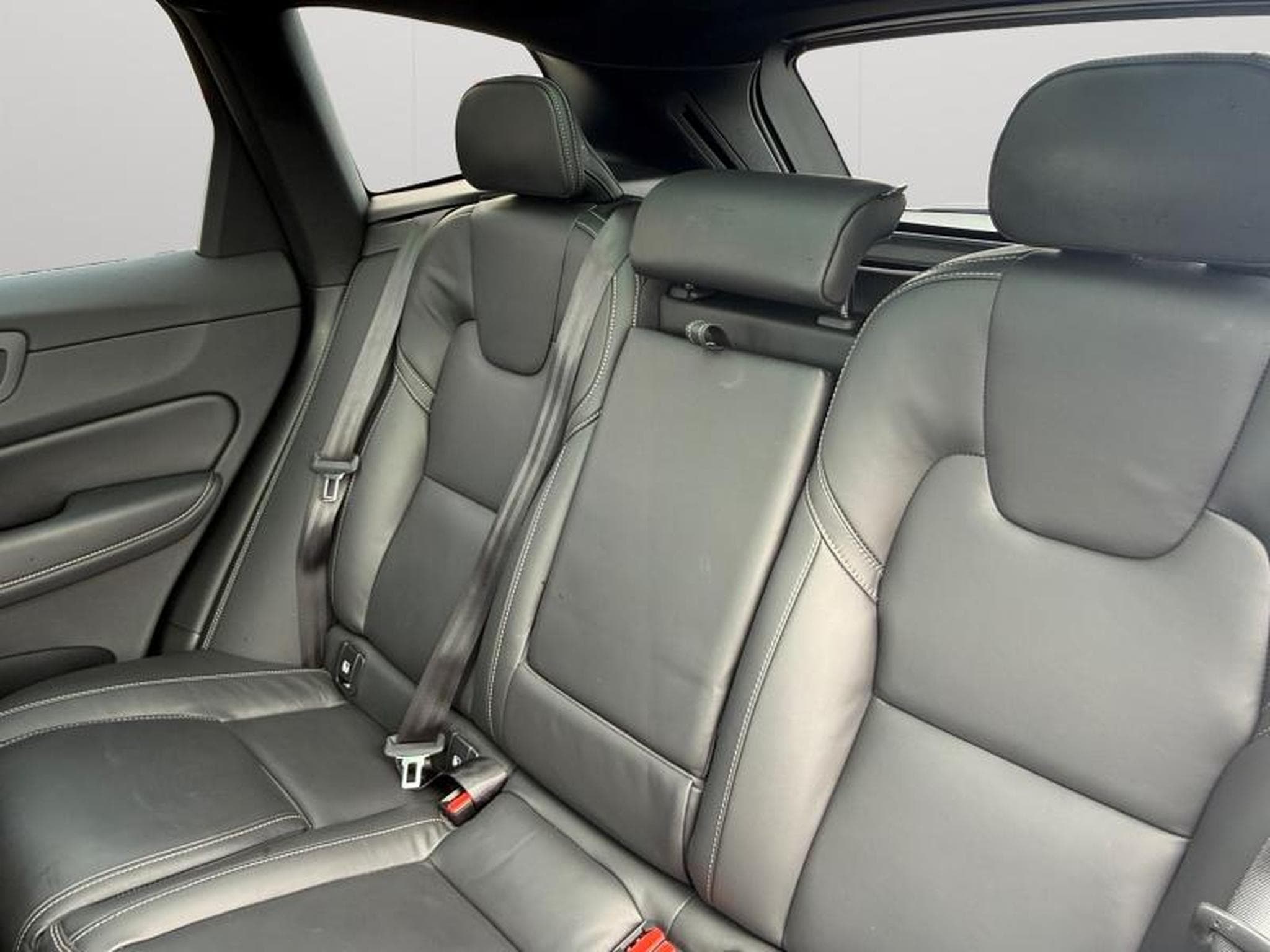 Volvo XC60 B5 Ultra Black Edition / Essence (2025) - Foto 13