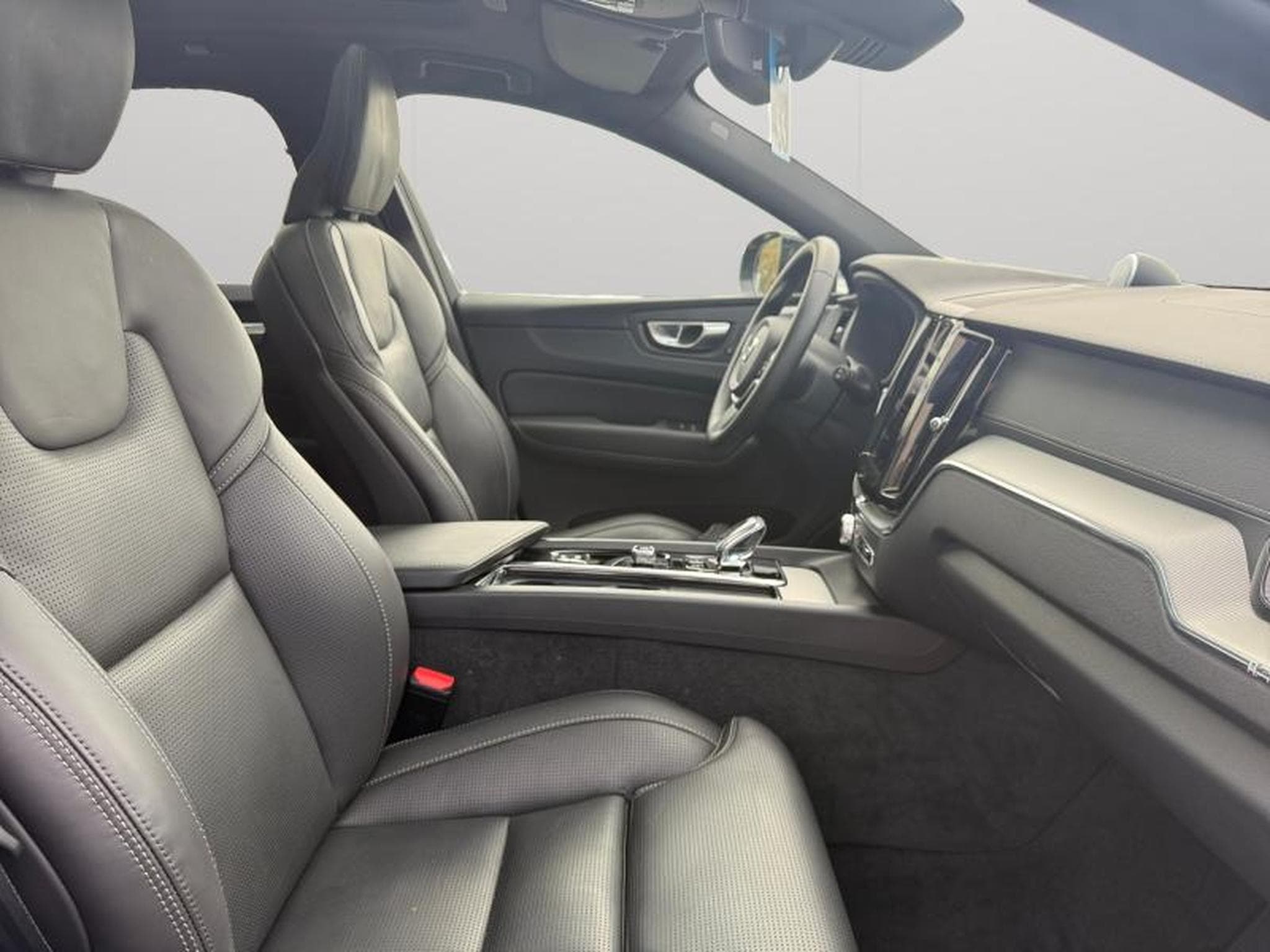 Volvo XC60 B5 Ultra Black Edition / Essence (2025) - Foto 15