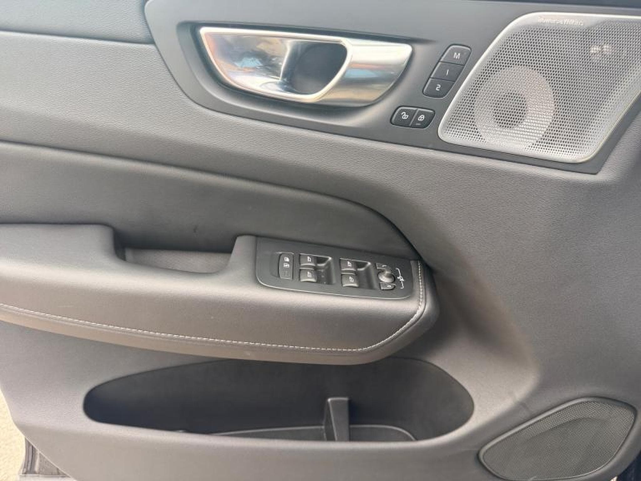 Volvo XC60 B5 Ultra Black Edition / Essence (2025) - Foto 20