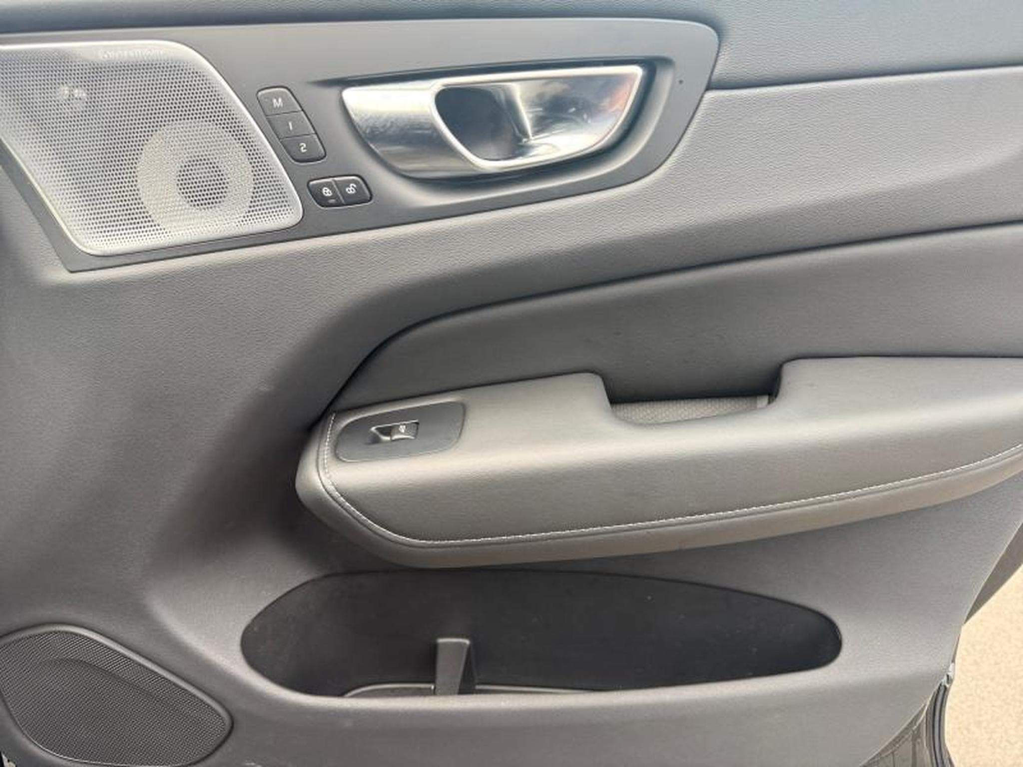 Volvo XC60 B5 Ultra Black Edition / Essence (2025) - Foto 21