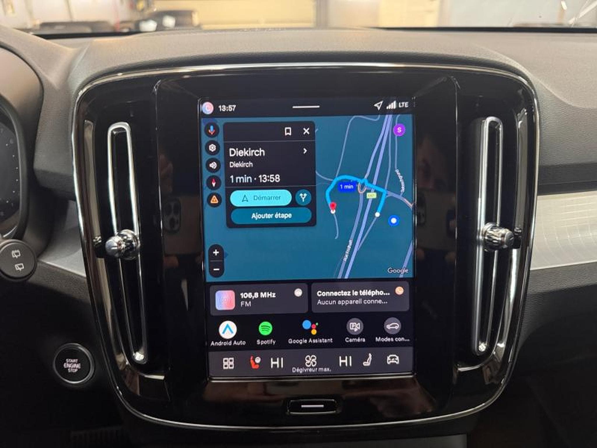 Volvo XC40 B3 Plus Dark / Essence (2025) - Foto 16