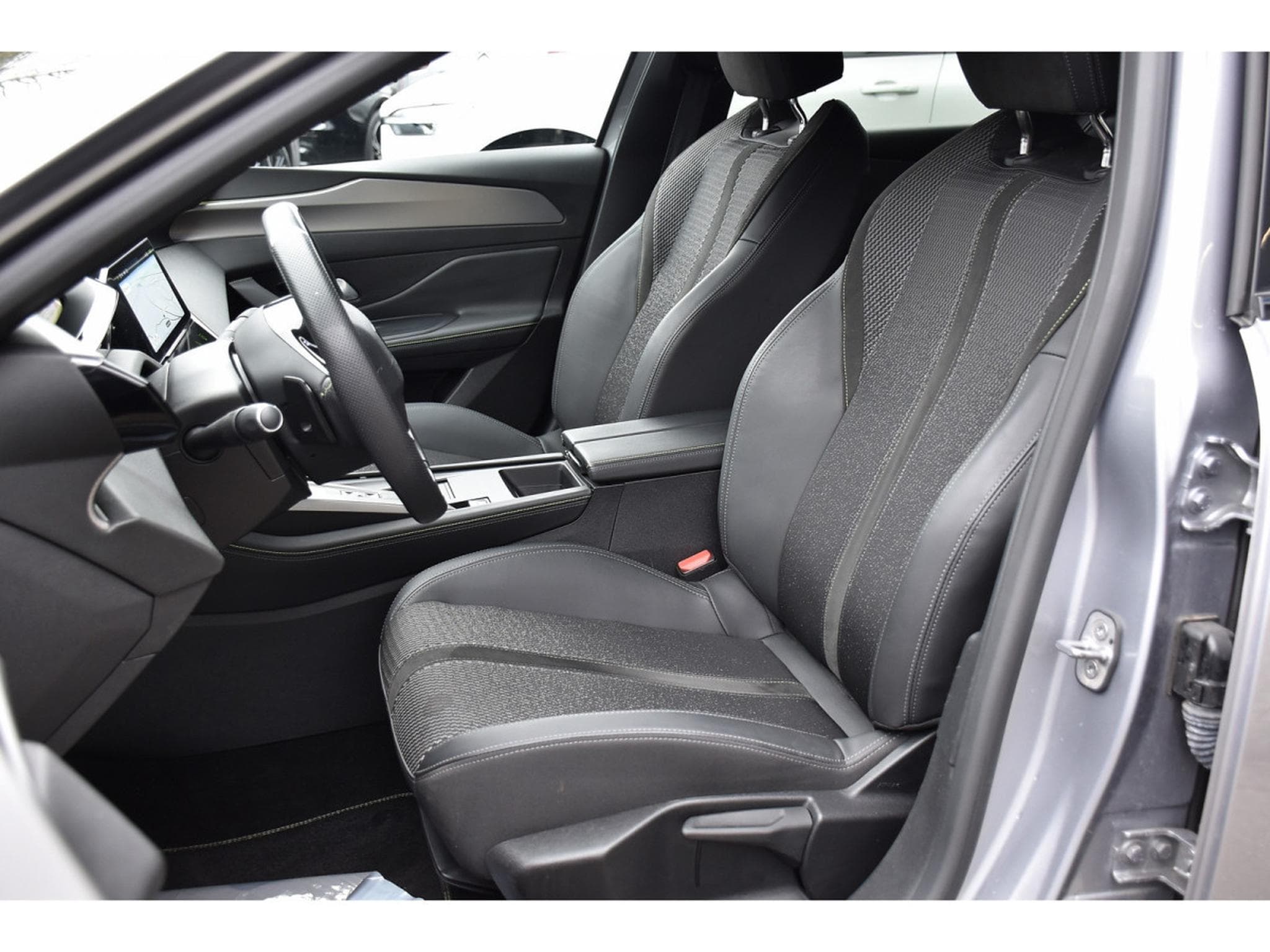 Peugeot 308 1.2 PureTech GT EAT8 REGUL LANE GPS CAM 1° MAIN (2024) - Foto 6