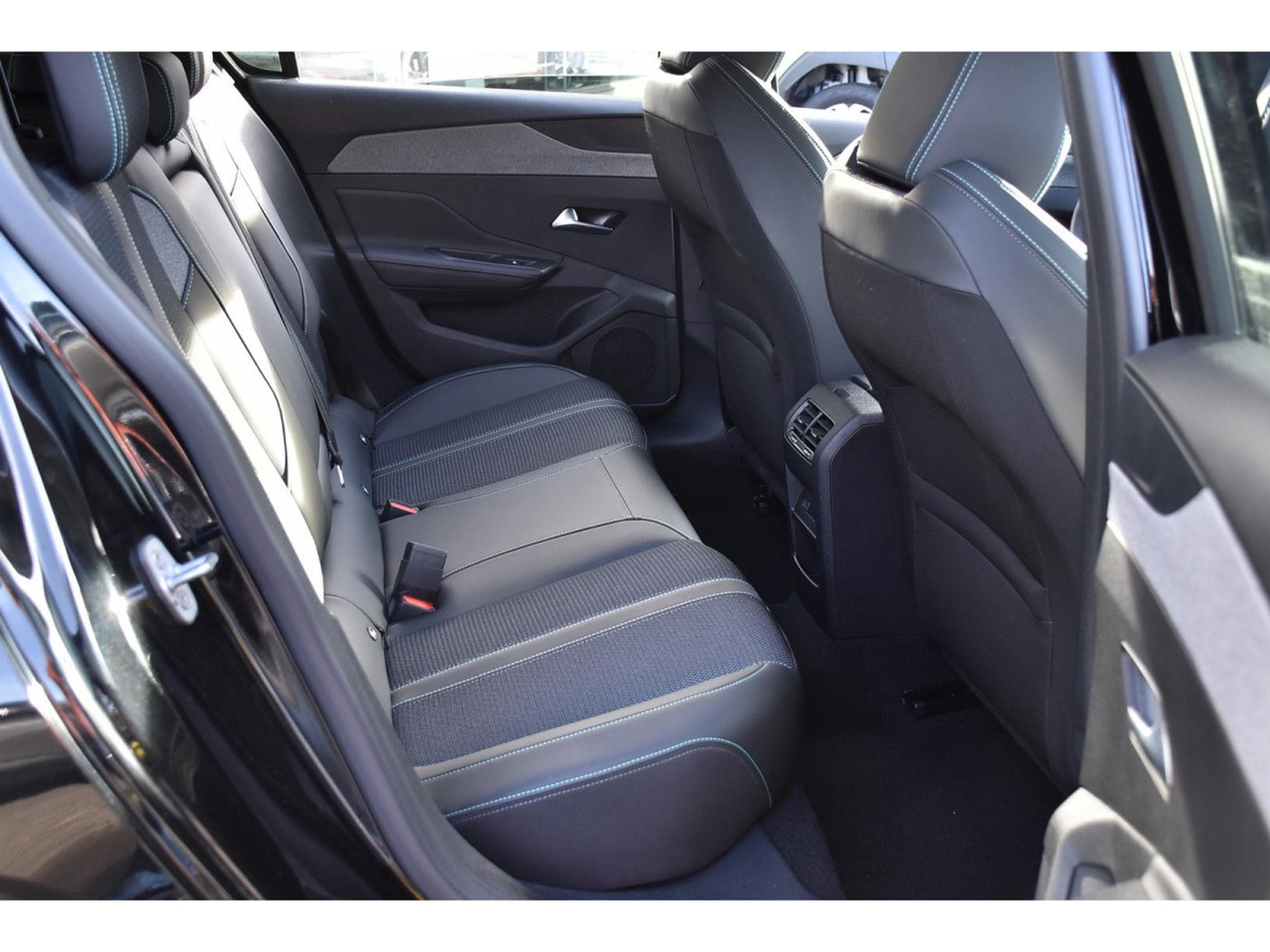 Peugeot 308 1.2 PureTech Allure EAT8 GPS LANE CAM 1° MAIN (2024) - Foto 8