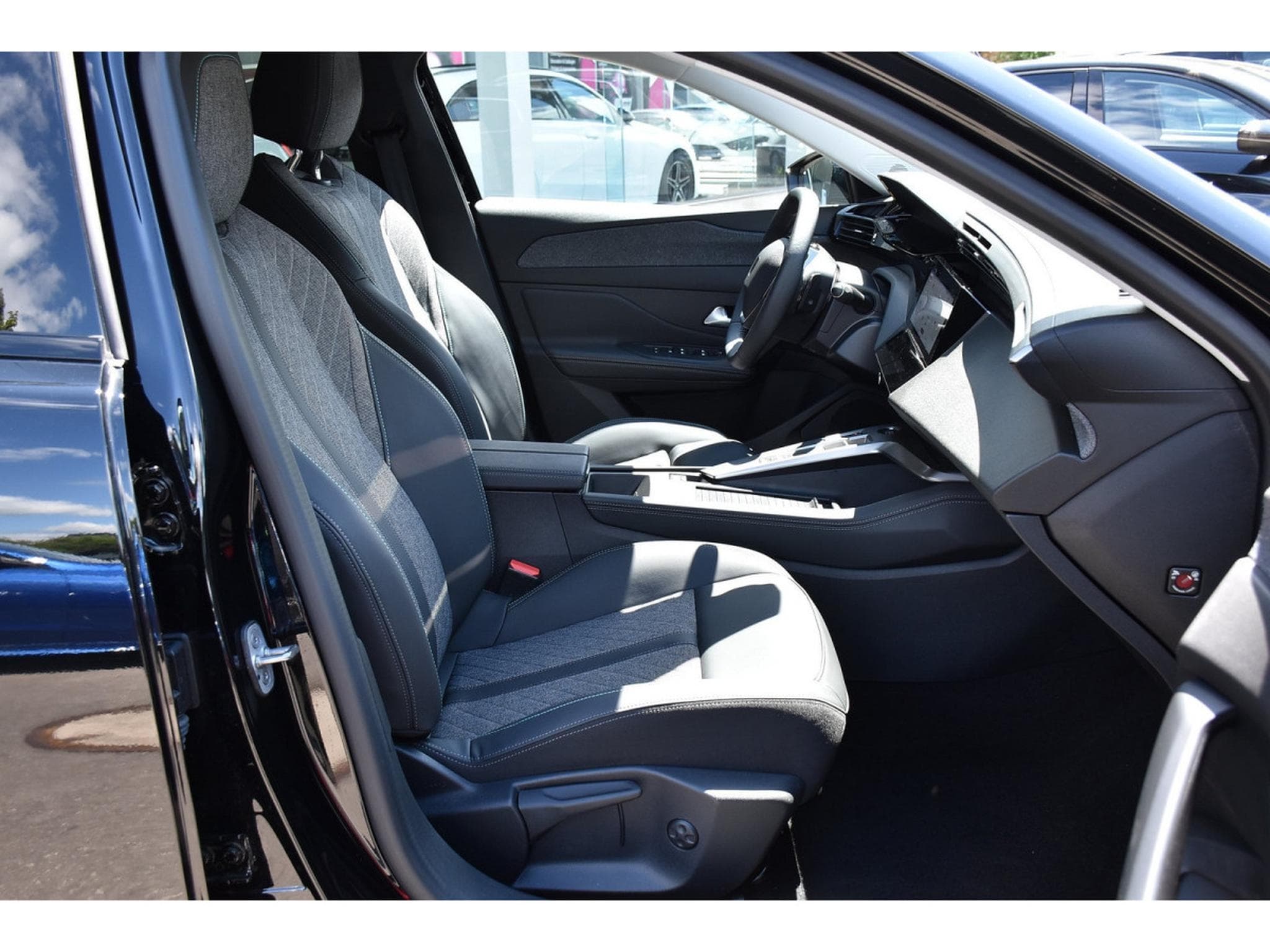 Peugeot 408 1.2 PureTech Allure EAT8 SG CHFF LANE CAM360 JA19 1° MAIN (2024) - Foto 7