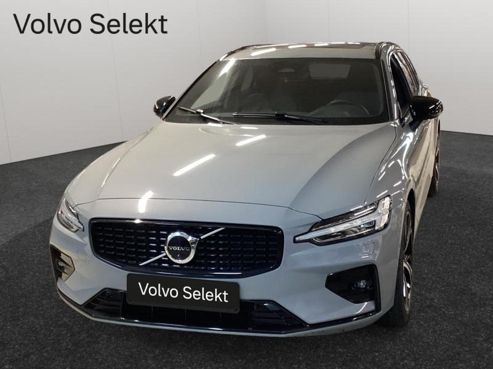 Volvo V60 B4 Plus Dark / Essence (2025) - Photo 1
