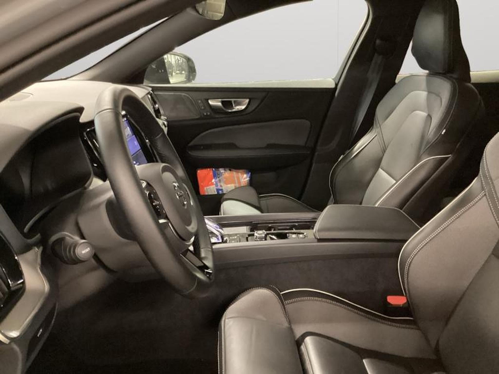 Volvo V60 B4 Plus Dark / Essence (2025) - Photo 10