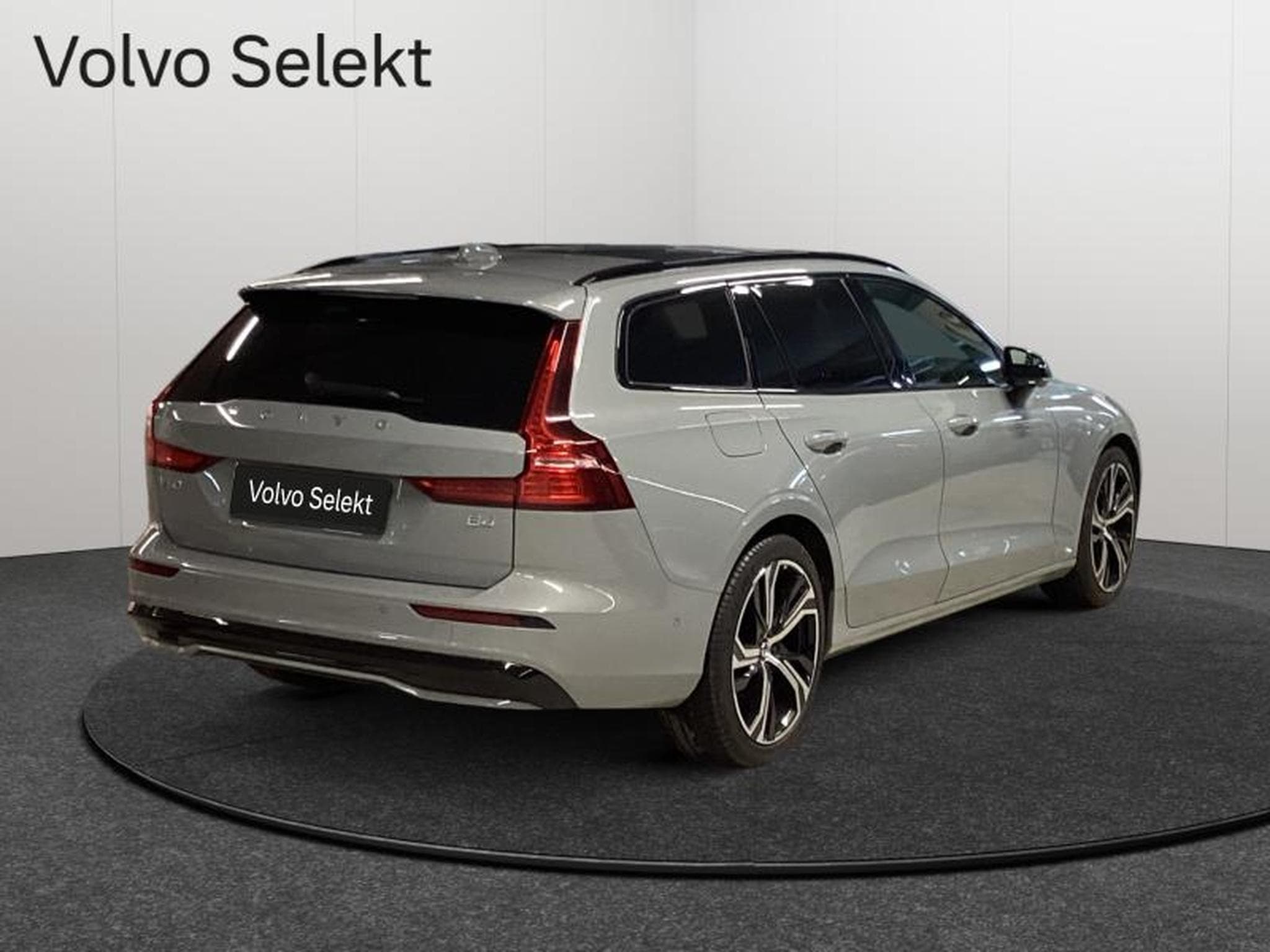 Volvo V60 B4 Plus Dark / Essence (2025) - Photo 2