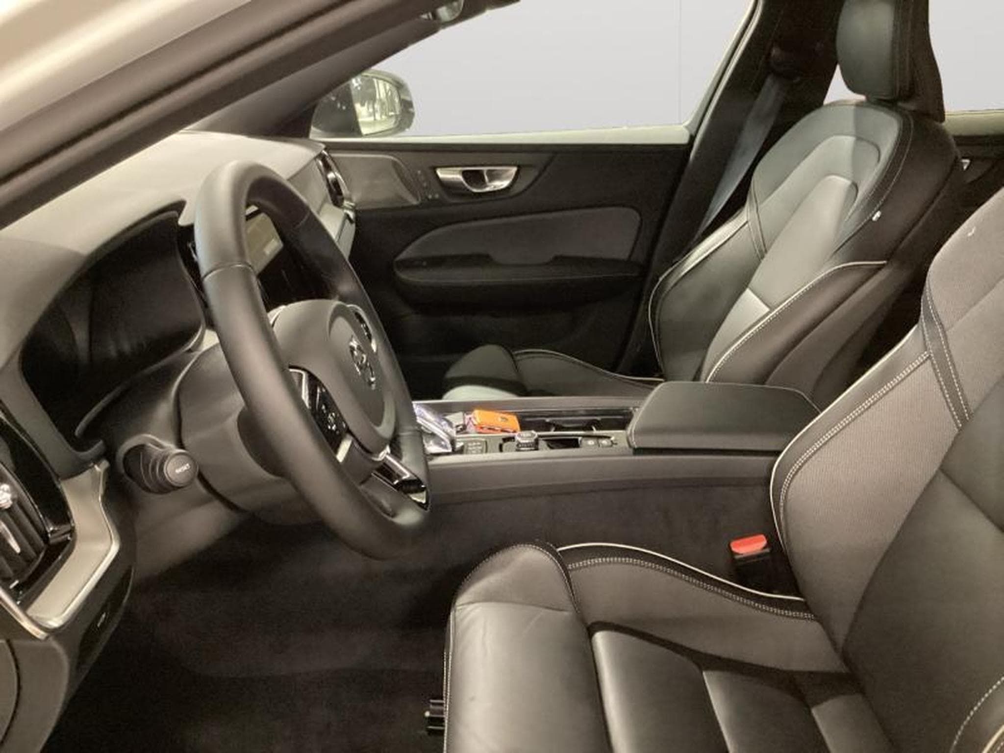 Volvo V60 B4 Plus Dark / Essence (2025) - Photo 10