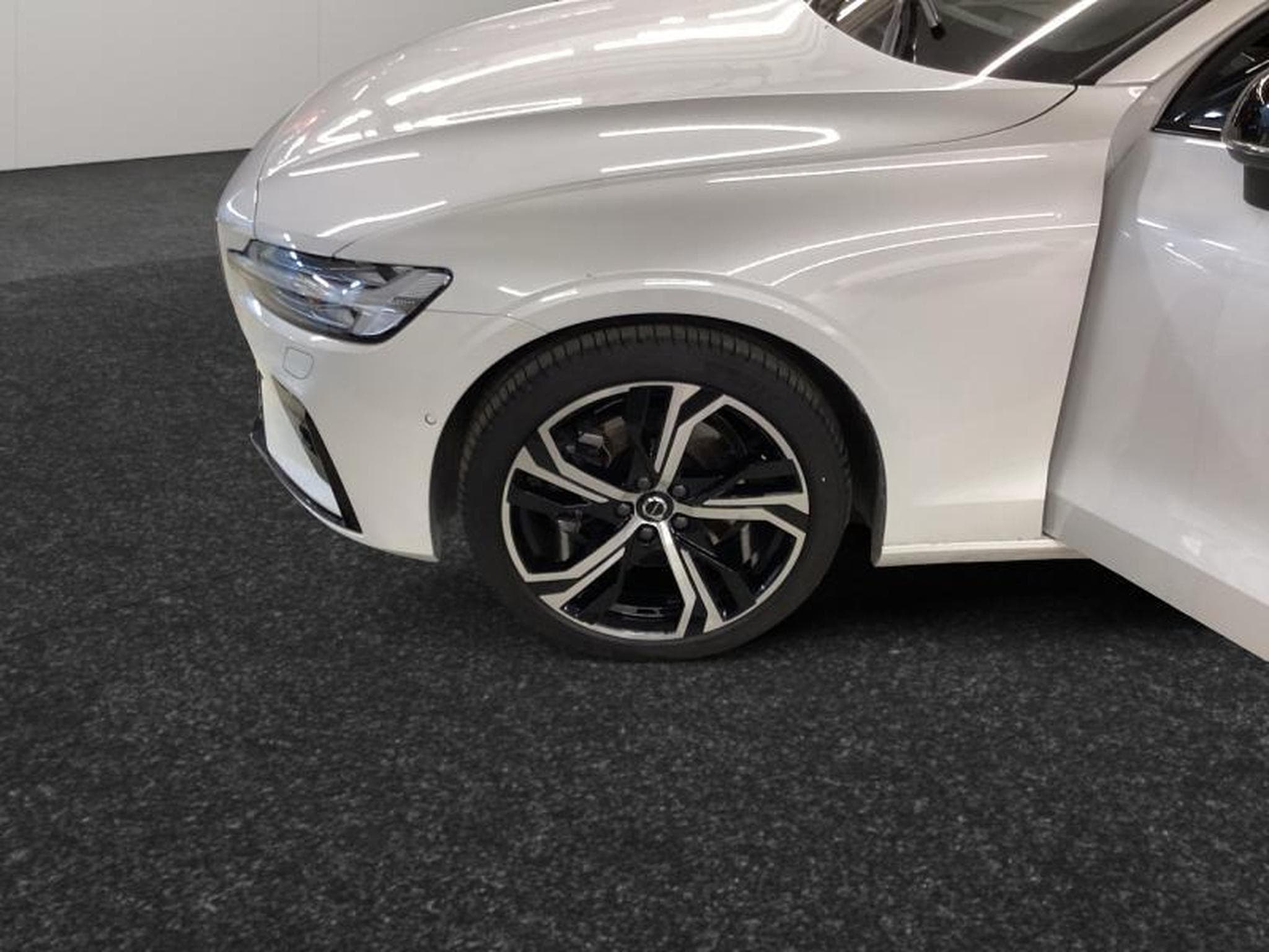 Volvo V60 B4 Plus Dark / Essence (2025) - Photo 15