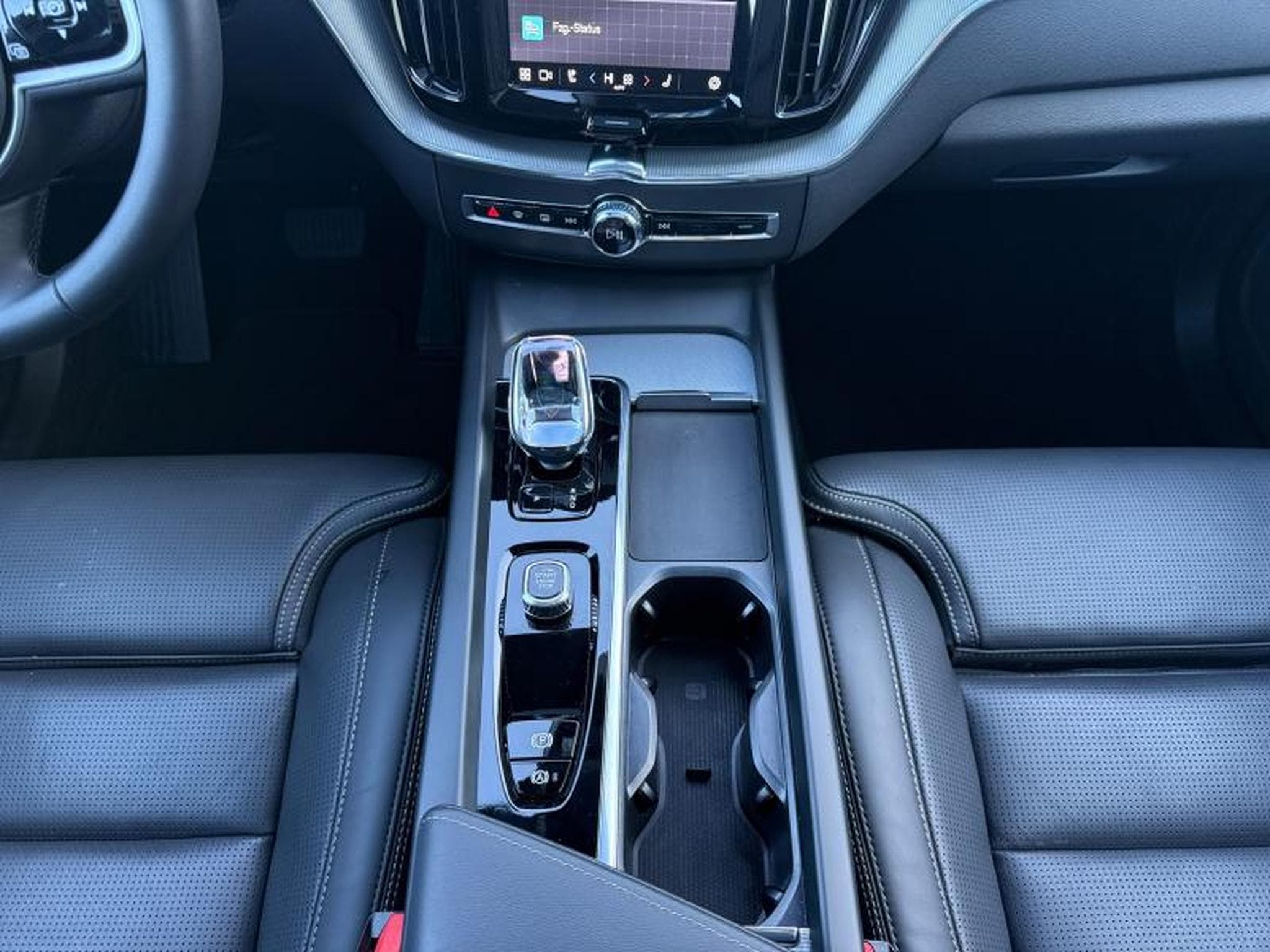 Volvo XC60 B5 Ultra Black Edition / Essence (2025) - Photo 11