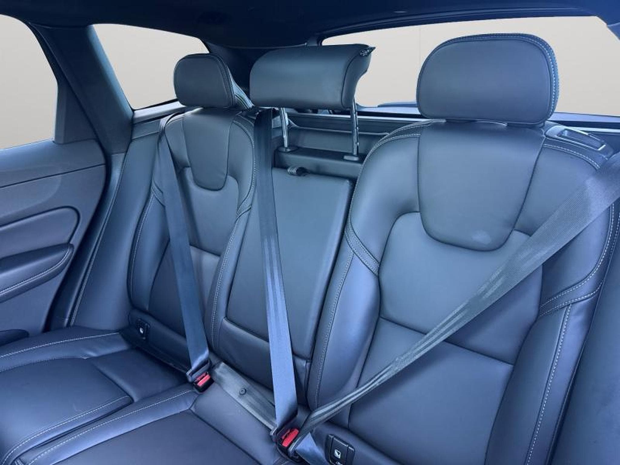 Volvo XC60 B5 Ultra Black Edition / Essence (2025) - Photo 13