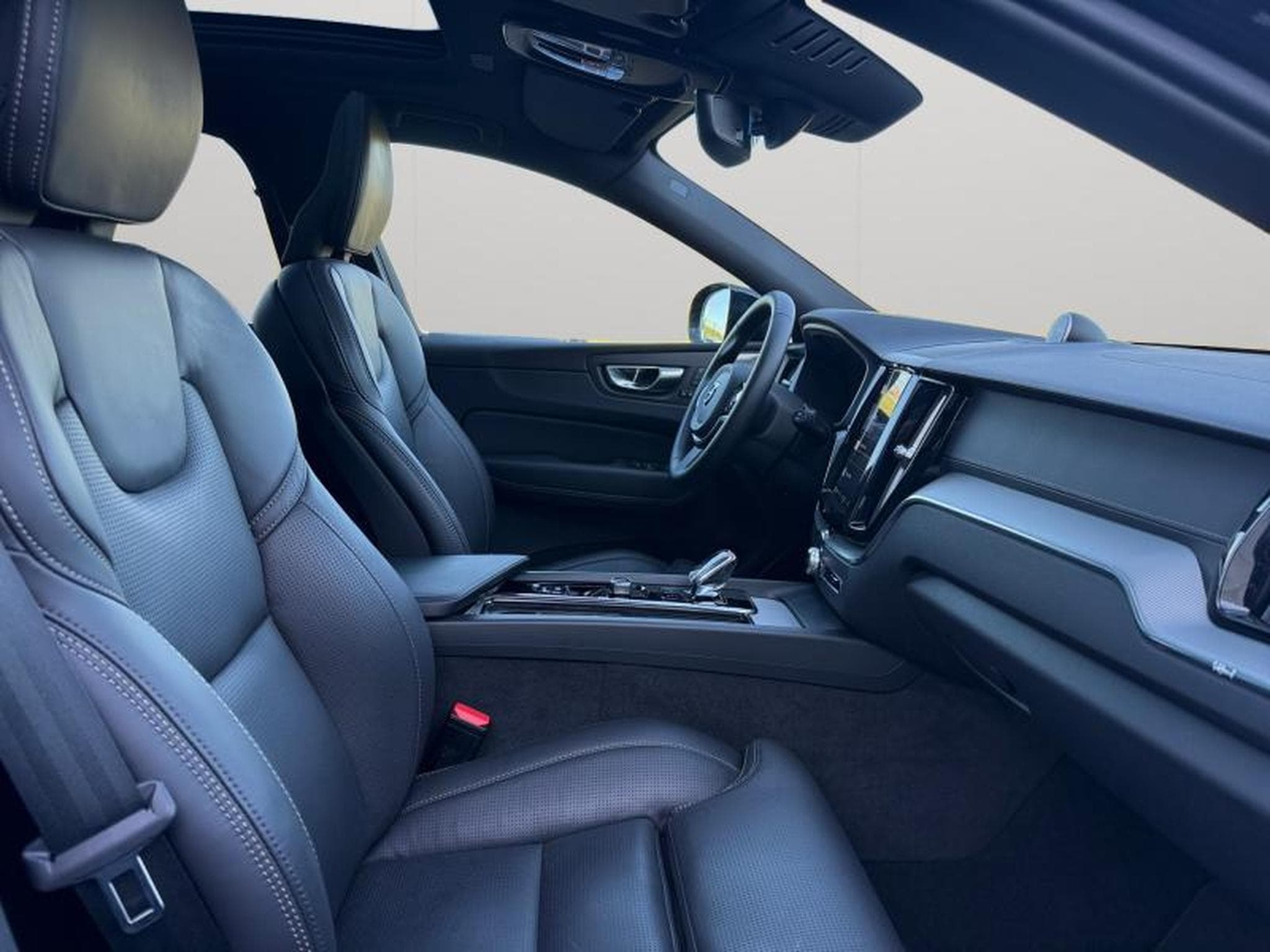 Volvo XC60 B5 Ultra Black Edition / Essence (2025) - Photo 15