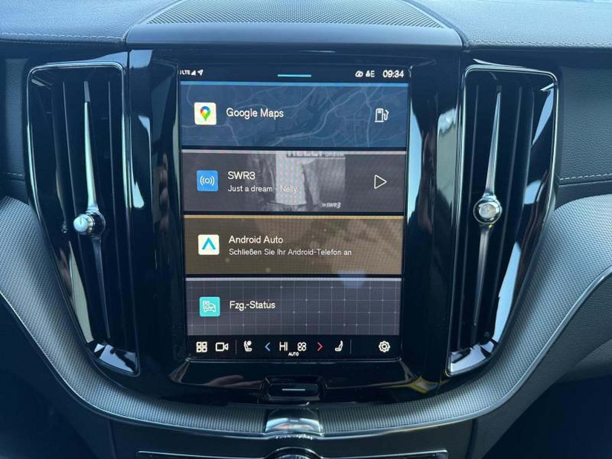 Volvo XC60 B5 Ultra Black Edition / Essence (2025) - Photo 16