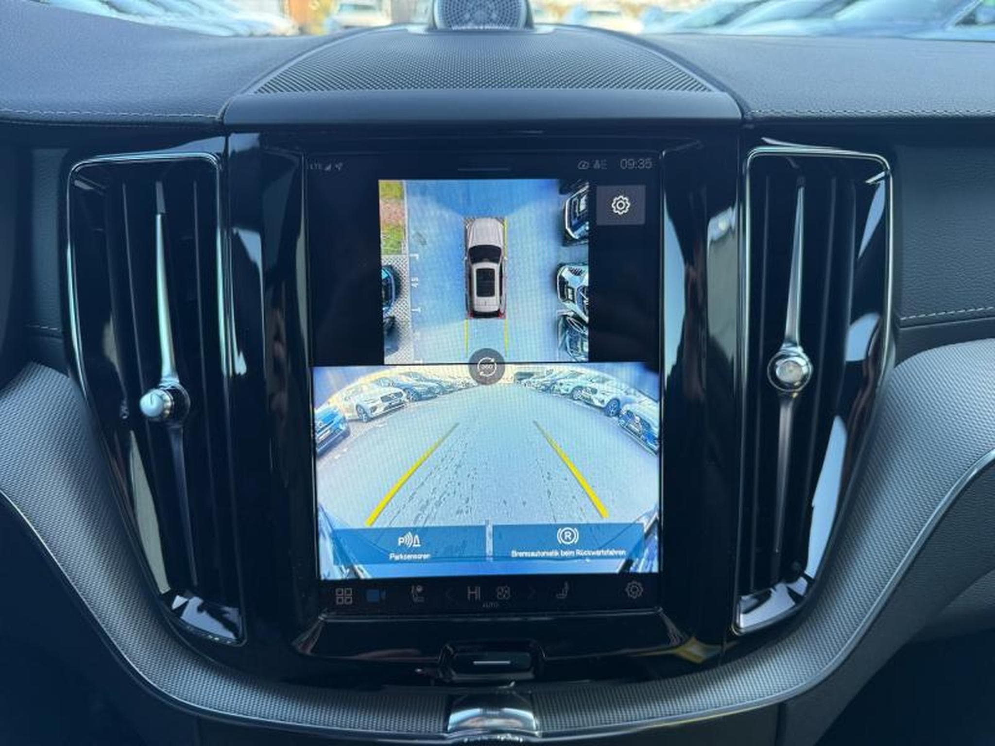 Volvo XC60 B5 Ultra Black Edition / Essence (2025) - Photo 17