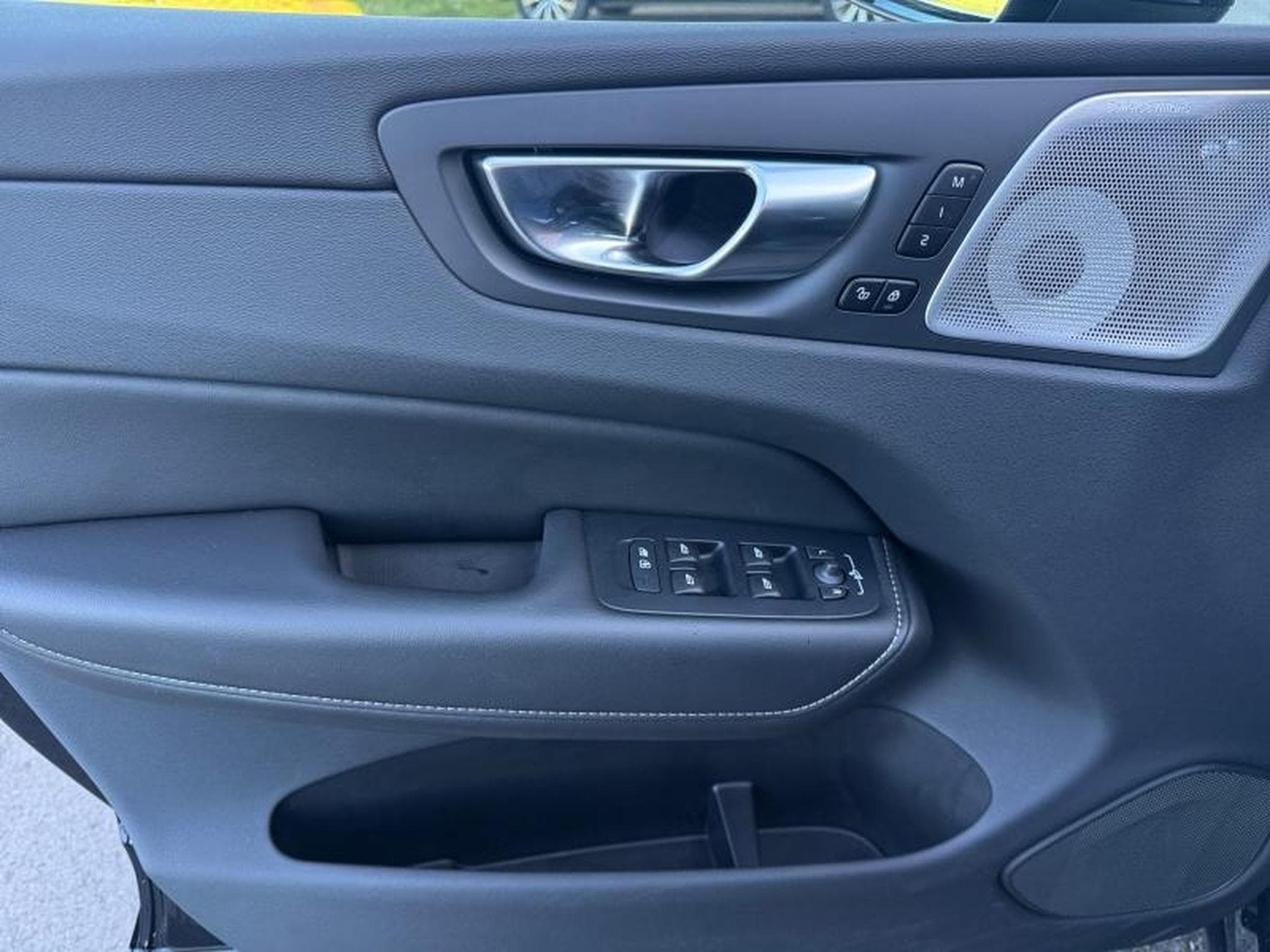 Volvo XC60 B5 Ultra Black Edition / Essence (2025) - Photo 20