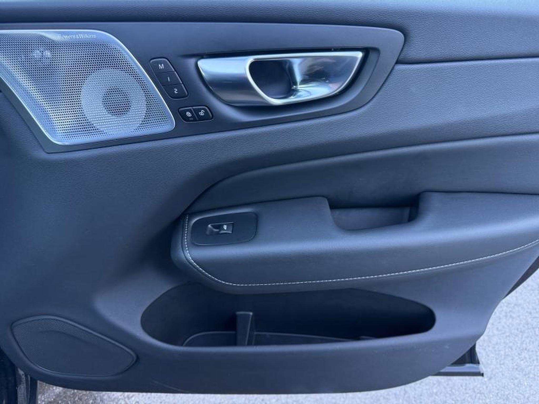 Volvo XC60 B5 Ultra Black Edition / Essence (2025) - Photo 21