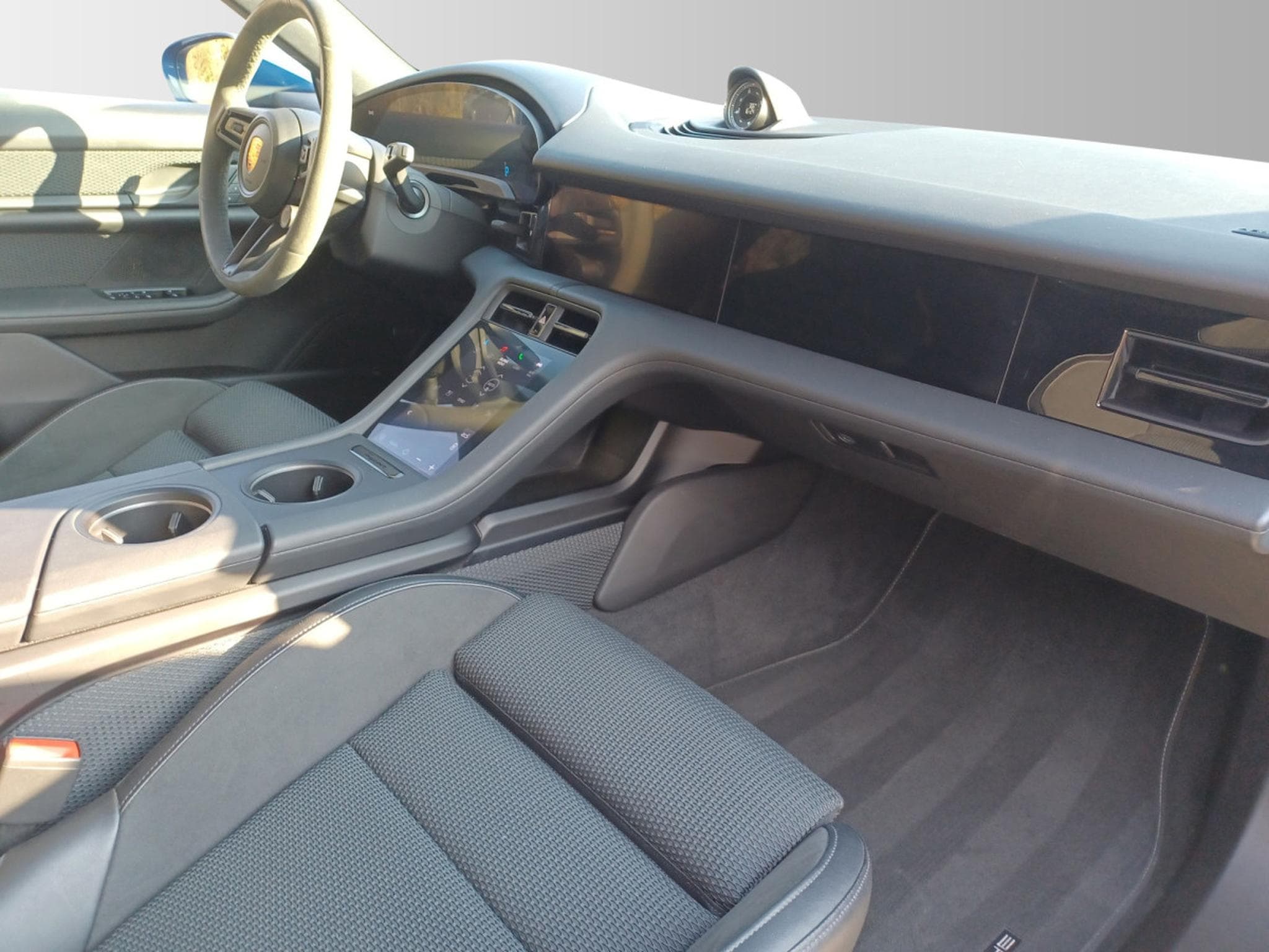 Porsche Taycan 4S Cross Turismo (2022) - Photo 8