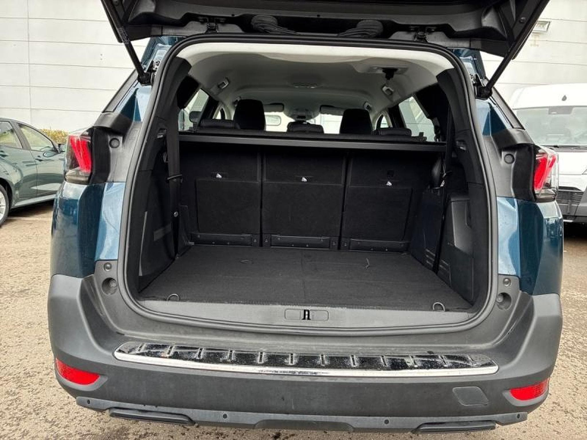 PEUGEOT 5008 1.5 BlueHDi 130ch S&S Allure Pack BVM6 (2023) - Photo 4