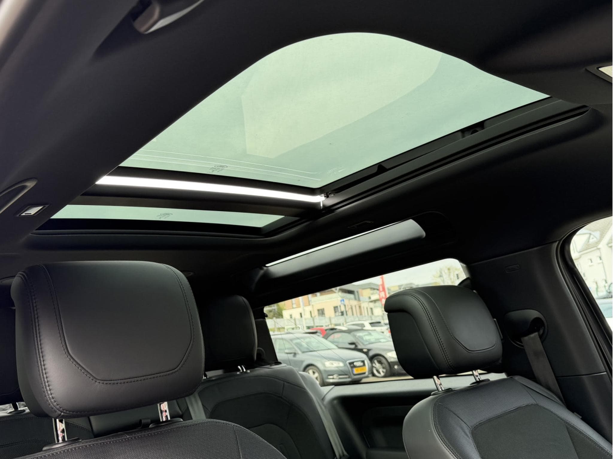 Land-Rover Defender 90 V8 P525 MERDIAN HEAD UP PANO CUIR NAVI (2023) - Foto 6