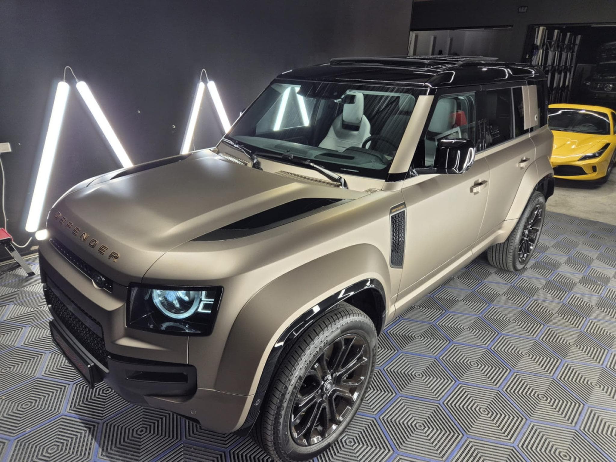 Land-Rover Defender V8 4.4 P635 110 OCTA Petra Copper SHZ LEDER KAMERA*PANO*MERI (2025) - Foto 14