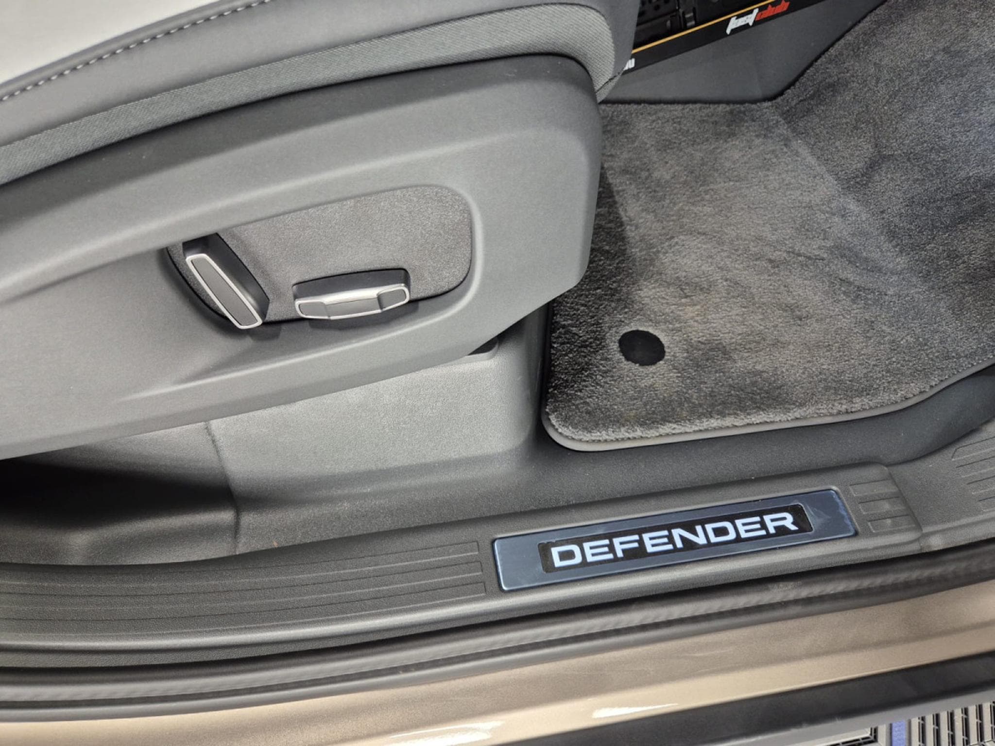 Land-Rover Defender V8 4.4 P635 110 OCTA Petra Copper SHZ LEDER KAMERA*PANO*MERI (2025) - Foto 24