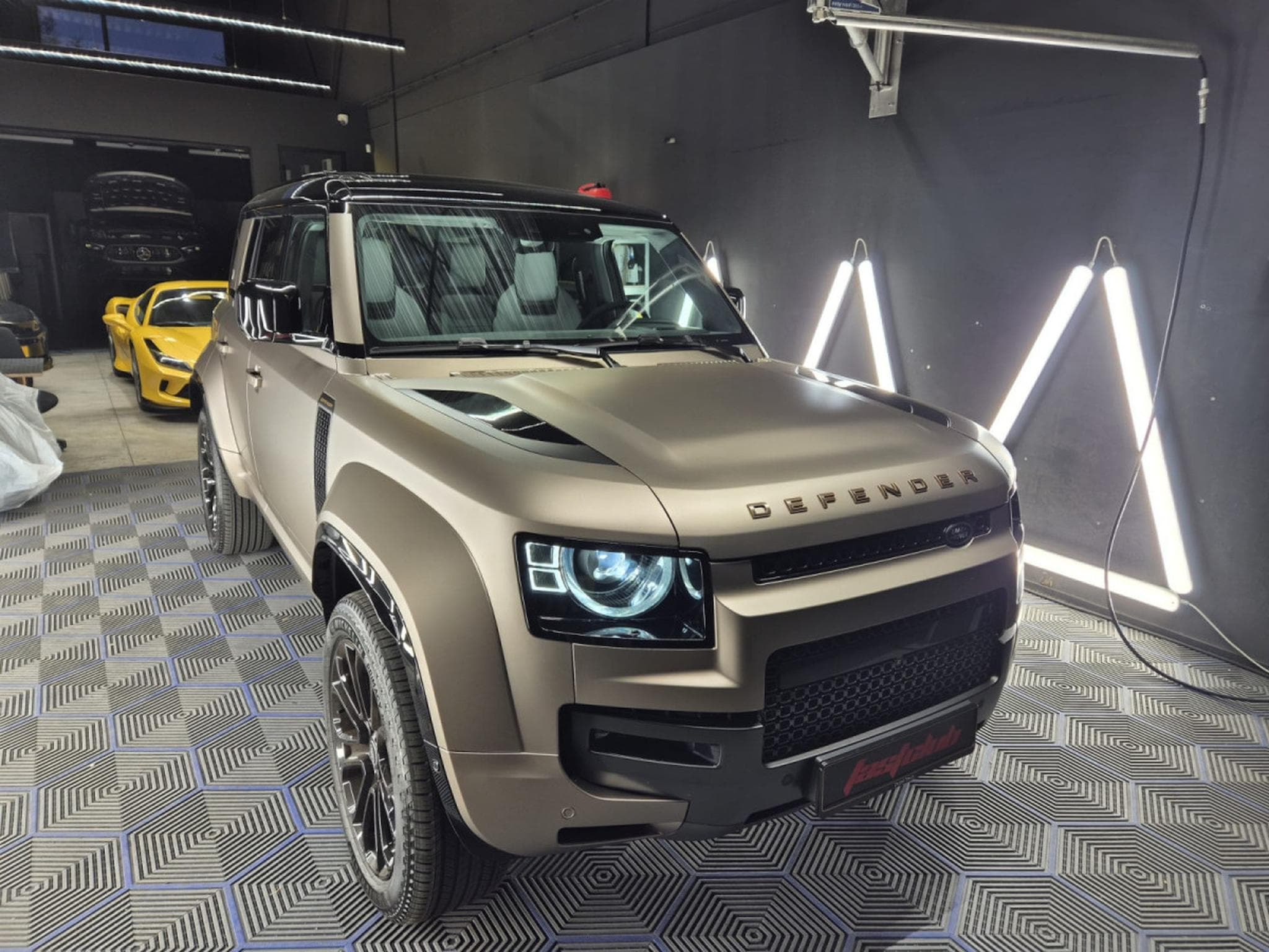 Land-Rover Defender V8 4.4 P635 110 OCTA Petra Copper SHZ LEDER KAMERA*PANO*MERI (2025) - Foto 3