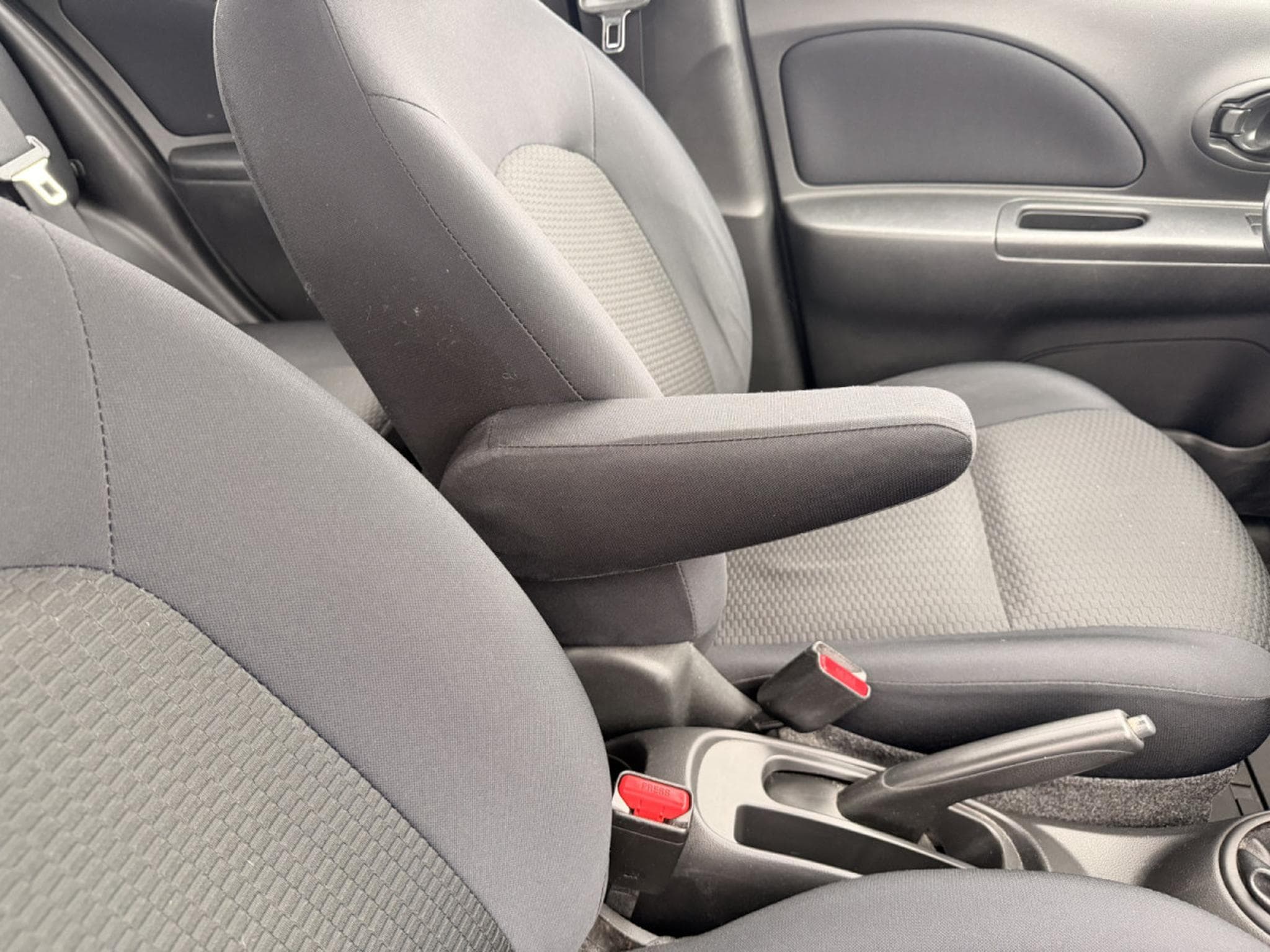 Nissan Micra 1.2 100 Pure Drive (2012) - Photo 12