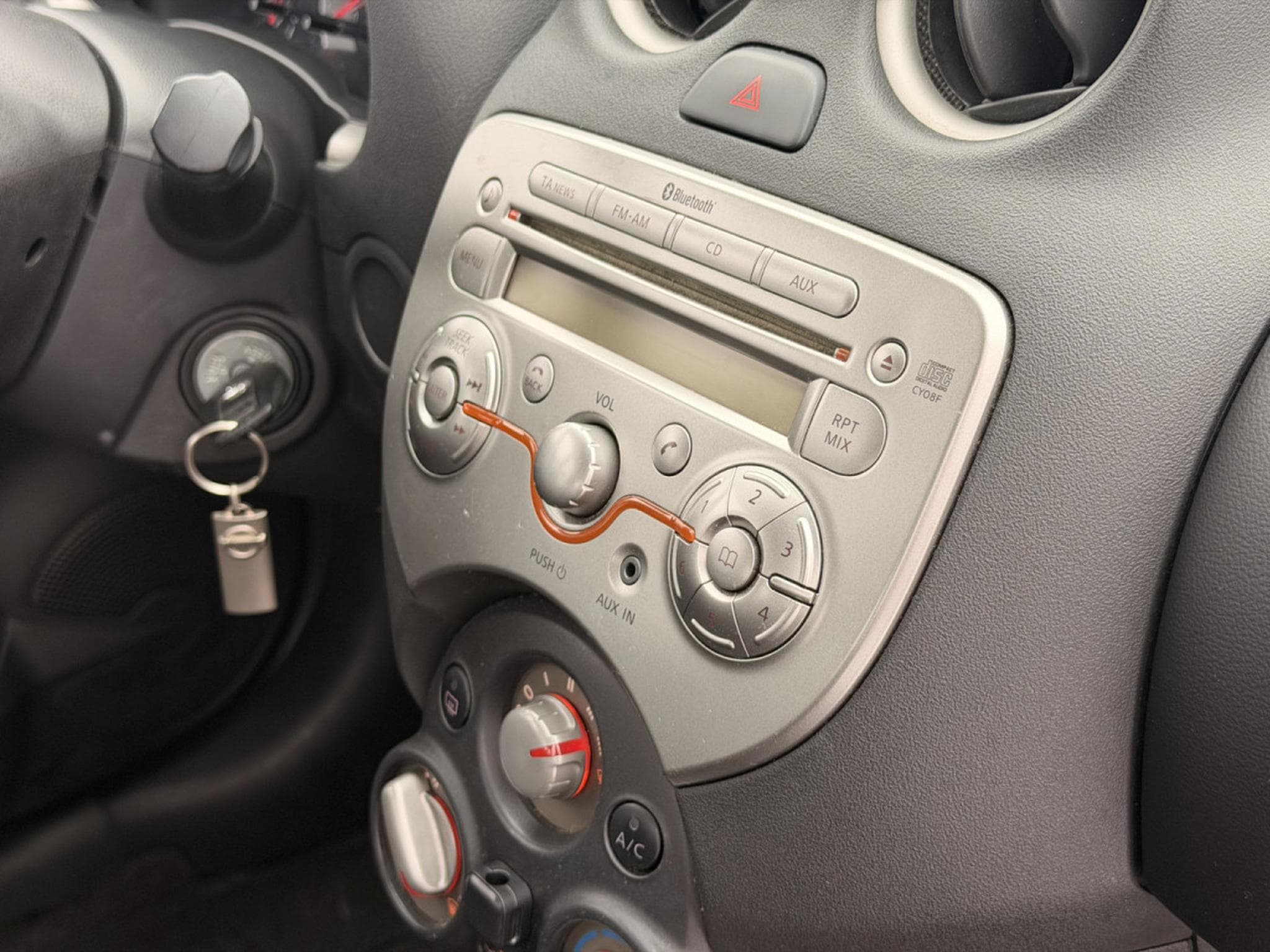 Nissan Micra 1.2 100 Pure Drive (2012) - Photo 14