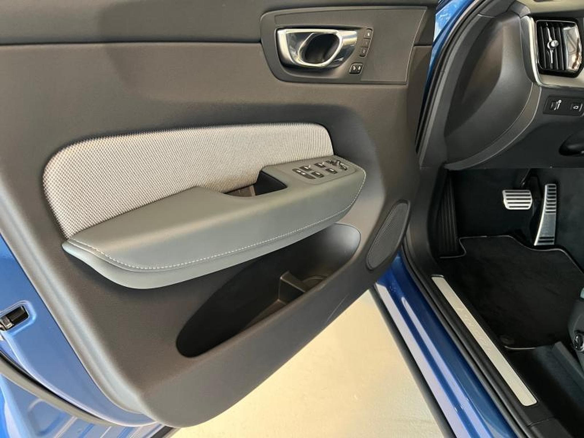 Volvo XC60 R-Design (2020) - Photo 15