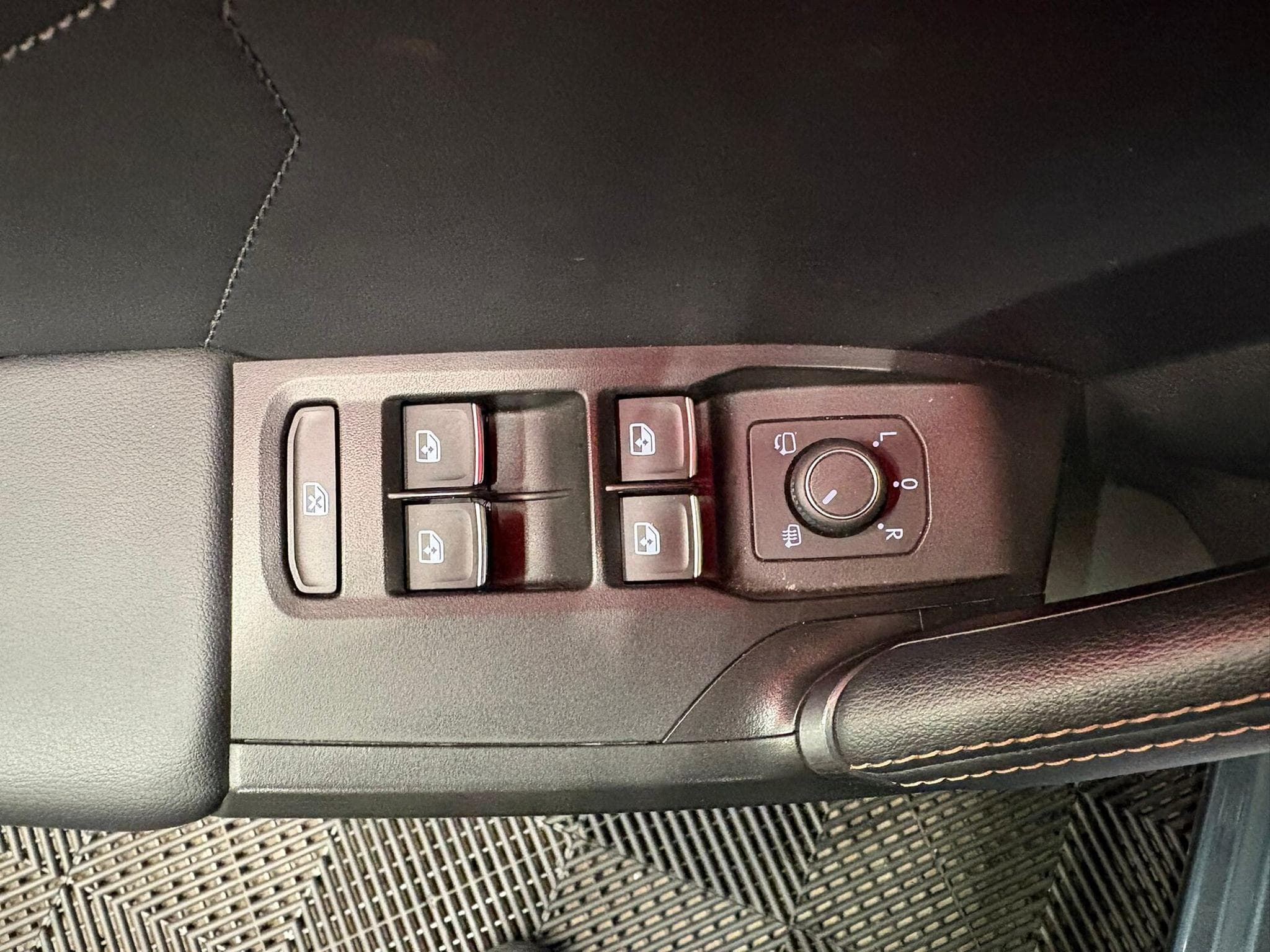 Cupra Leon 2.0 DSG7 300cv (2022) - Foto 10