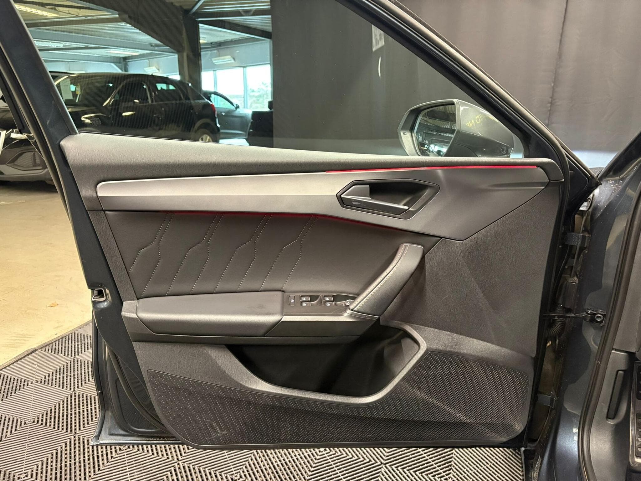 Cupra Leon 2.0 DSG7 300cv (2022) - Foto 9