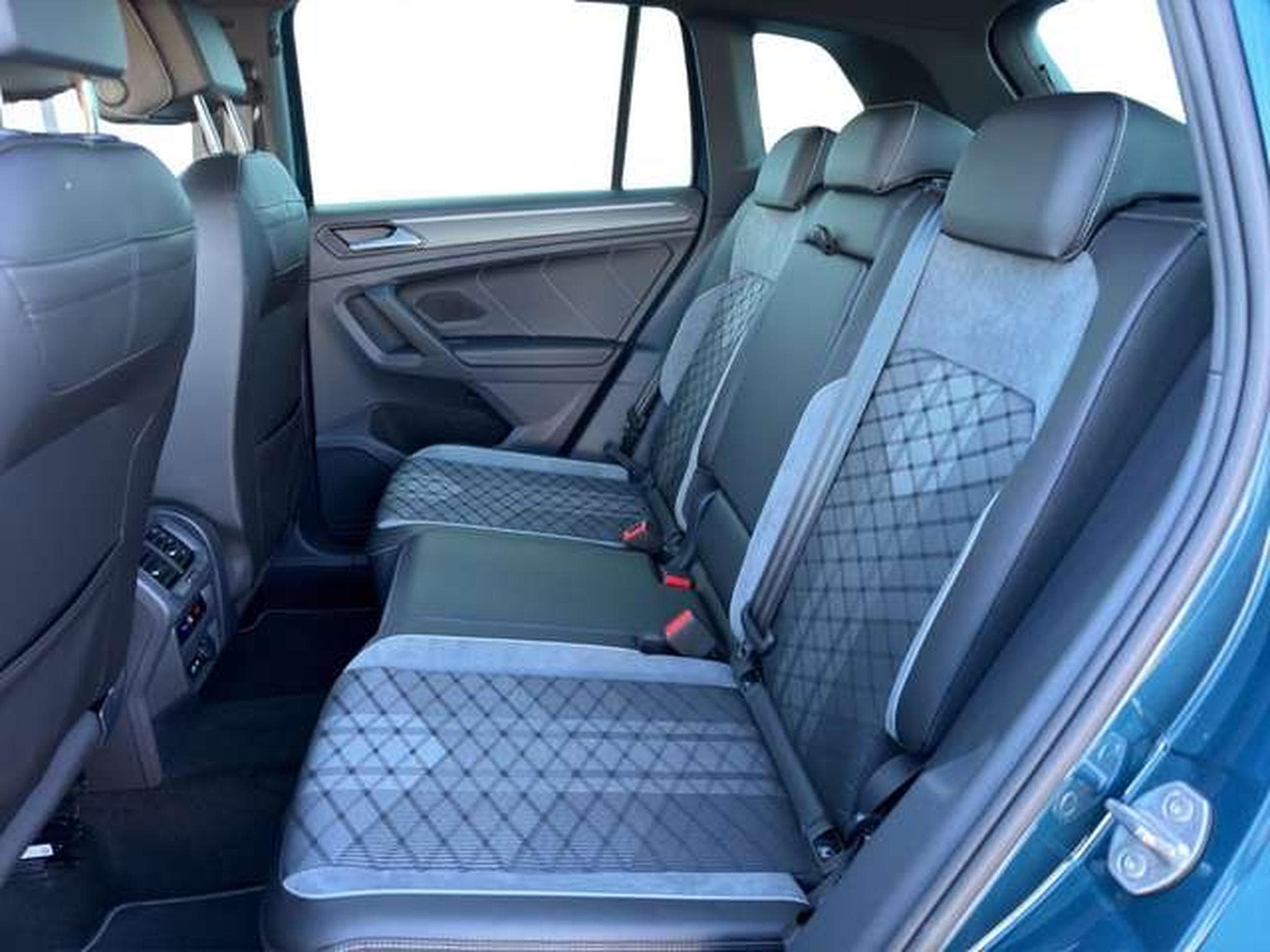 VW Tiguan R-Line 4Motion/Pano/Matrix/AHK/Side-Assis (2023) - Photo 13