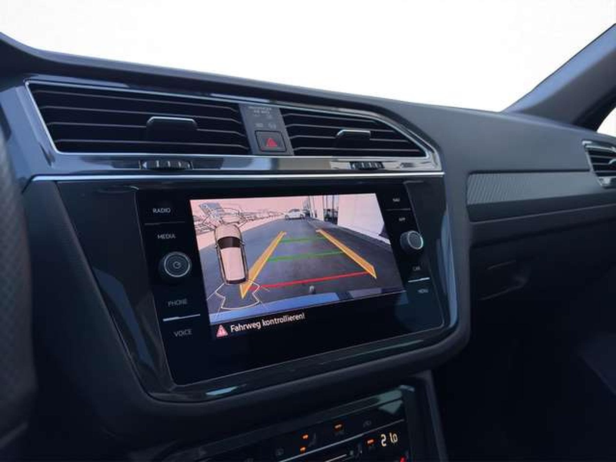 VW Tiguan R-Line 4Motion/Pano/Matrix/AHK/Side-Assis (2023) - Photo 16