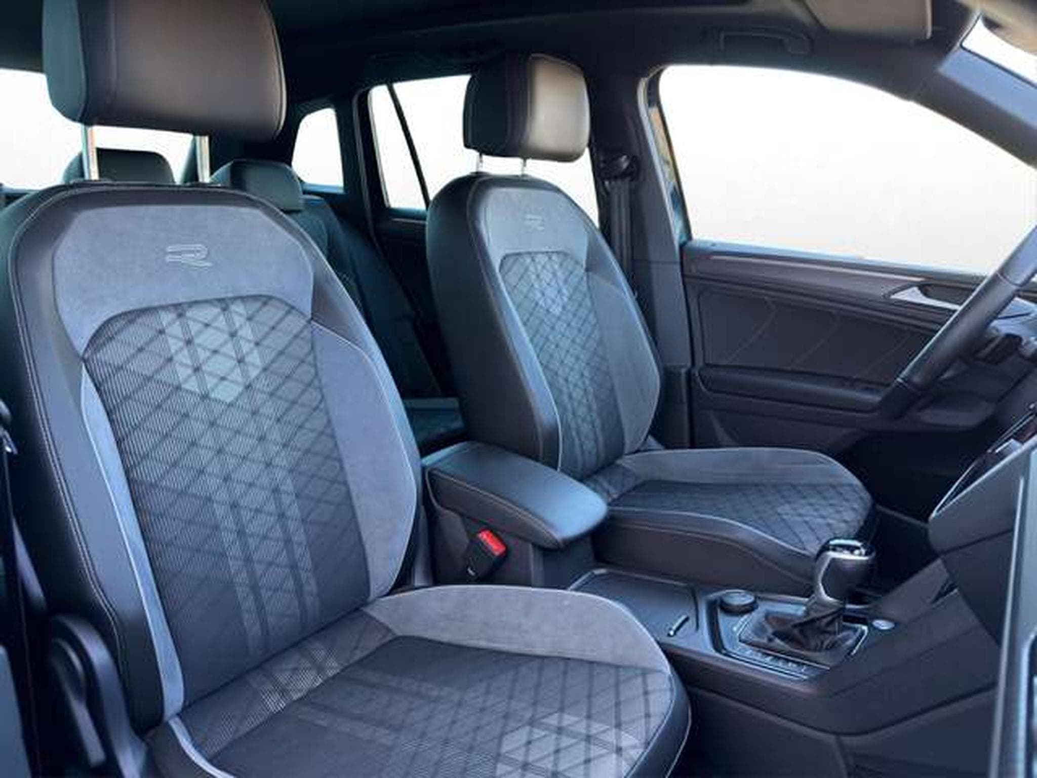 VW Tiguan R-Line 4Motion/Pano/Matrix/AHK/Side-Assis (2023) - Photo 18